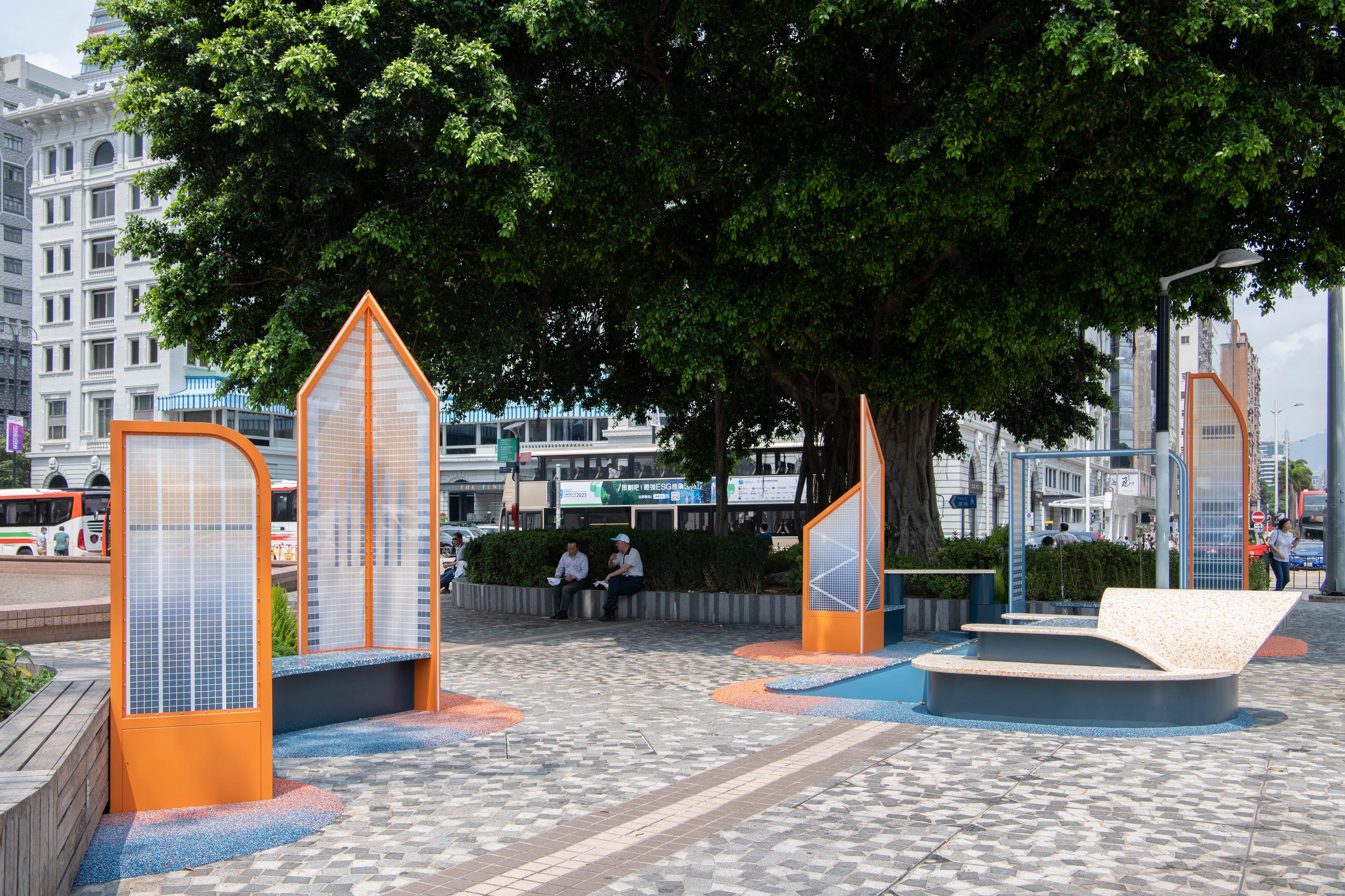 香港藝術館最新展覽「游•遊」，邀請兩位香港藝術家分別創作兩組大型戶外裝置作品，於藝術館前方的藝術廣場展出，讓公眾重新想像毗鄰的海港。藝術家兼建築師蔡偉權將維港兩岸的地標建築縮小成《人遊於港》作品，將藝術廣場變為可供遊人休憩耍樂的公共空間。
