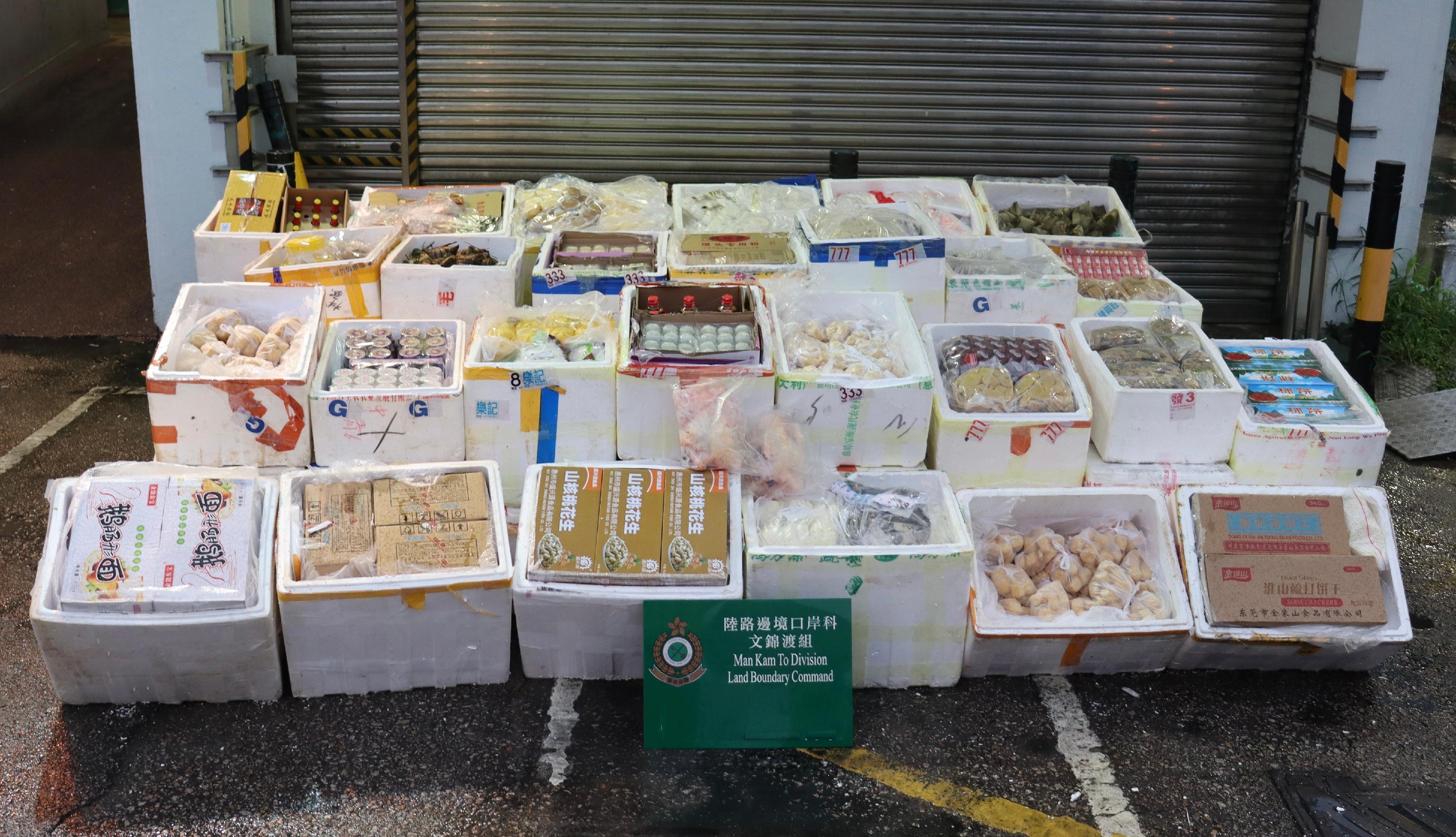 Hong Kong Customs and the Centre for Food Safety of the Food and Environmental Hygiene Department mounted a joint operation at the Man Kam To Control Point on March 25. More than 1 100 kilograms of suspected smuggled foodstuffs and poultry were seized. Photo shows the suspected smuggled foodstuffs and poultry seized.