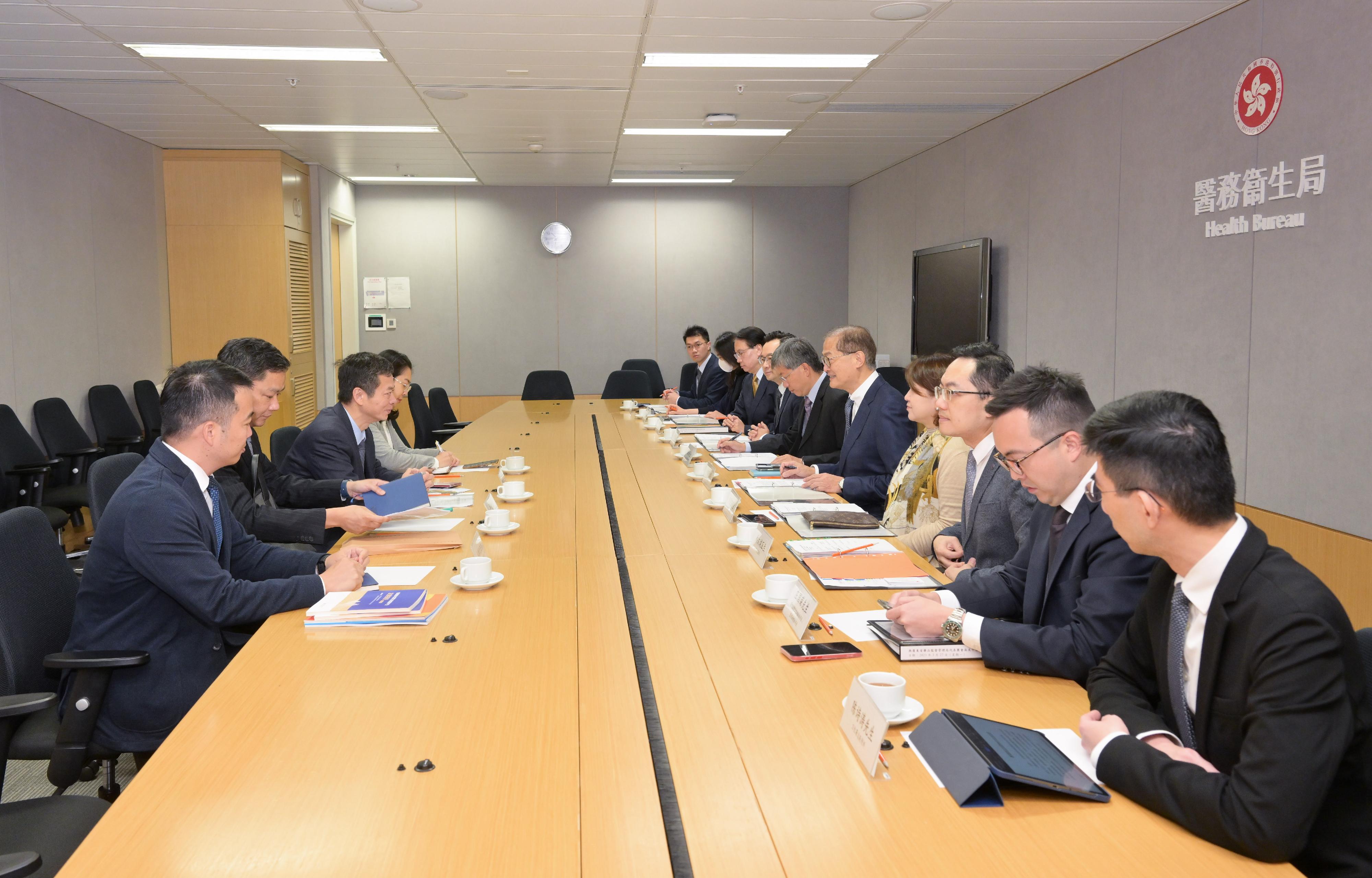 The Secretary for Health, Professor Lo Chung-mau (fifth right); the Permanent Secretary for Health, Mr Thomas Chan (sixth right); the Under Secretary for Health, Dr Libby Lee (fourth right); the Director of Health, Dr Ronald Lam (third right), and officers from the Health Bureau and the Department of Health met with a delegation of the Guangdong Provincial Medical Products Administration led by its General Director, Mr Jiang Xiaodong (third left), at the Central Government Offices today (March 27).