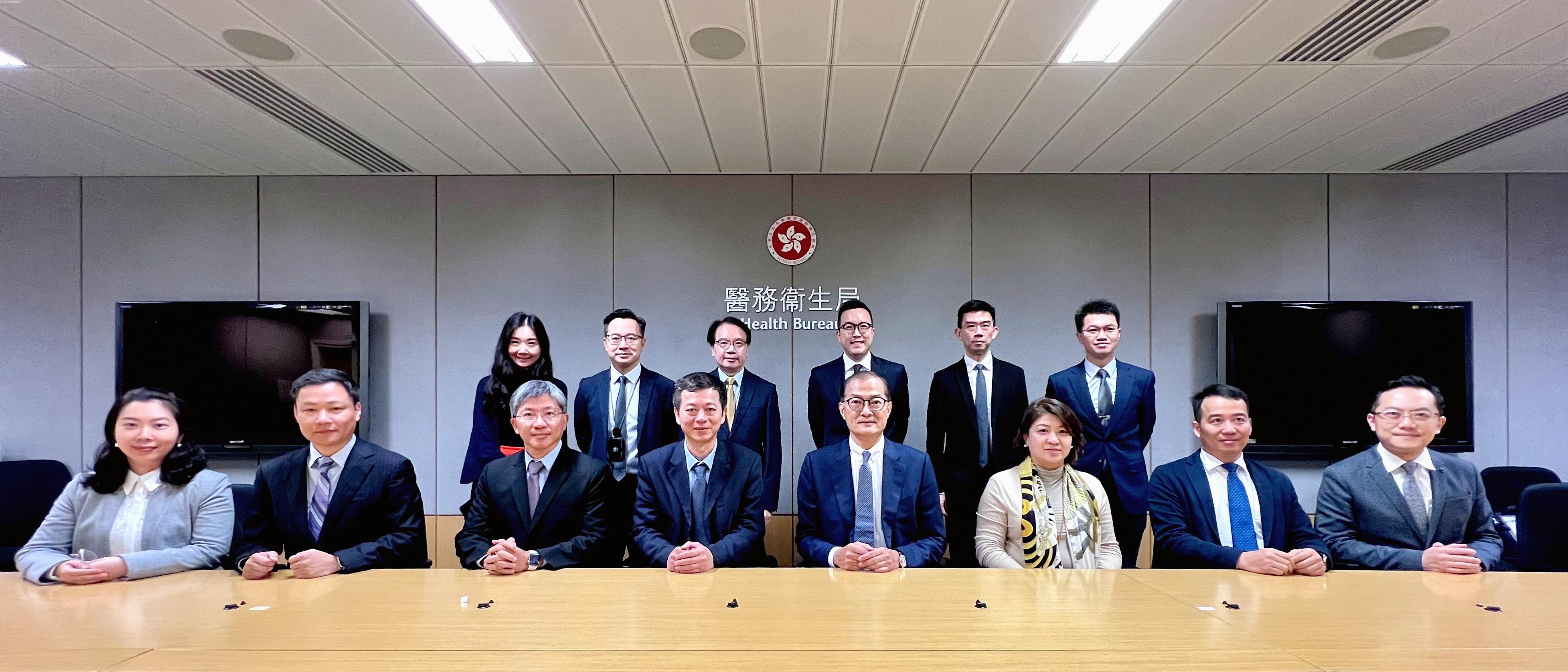 The Secretary for Health, Professor Lo Chung-mau, met with a delegation of the Guangdong Provincial Medical Products Administration led by its General Director, Mr Jiang Xiaodong, at the Central Government Offices today (March 27). Photo shows Professor Lo (front row, fourth right); Mr Jiang (front row, fourth left); the Permanent Secretary for Health, Mr Thomas Chan (front row, third left); the Under Secretary for Health, Dr Libby Lee (front row, third right); the Director of Health, Dr Ronald Lam (front row, first right); Deputy Secretary for Health Mr Eddie Lee (back row, second left); the Project Director of the Chinese Medicine Hospital Project Office, Dr Cheung Wai-lun (back row, third left); Acting Deputy Secretary for Health Mr Gordon Chong (back row, third right); the Head of the Chinese Medicine Unit, Ms Ellen Chan (back row, first left), and other attendees of the meeting.