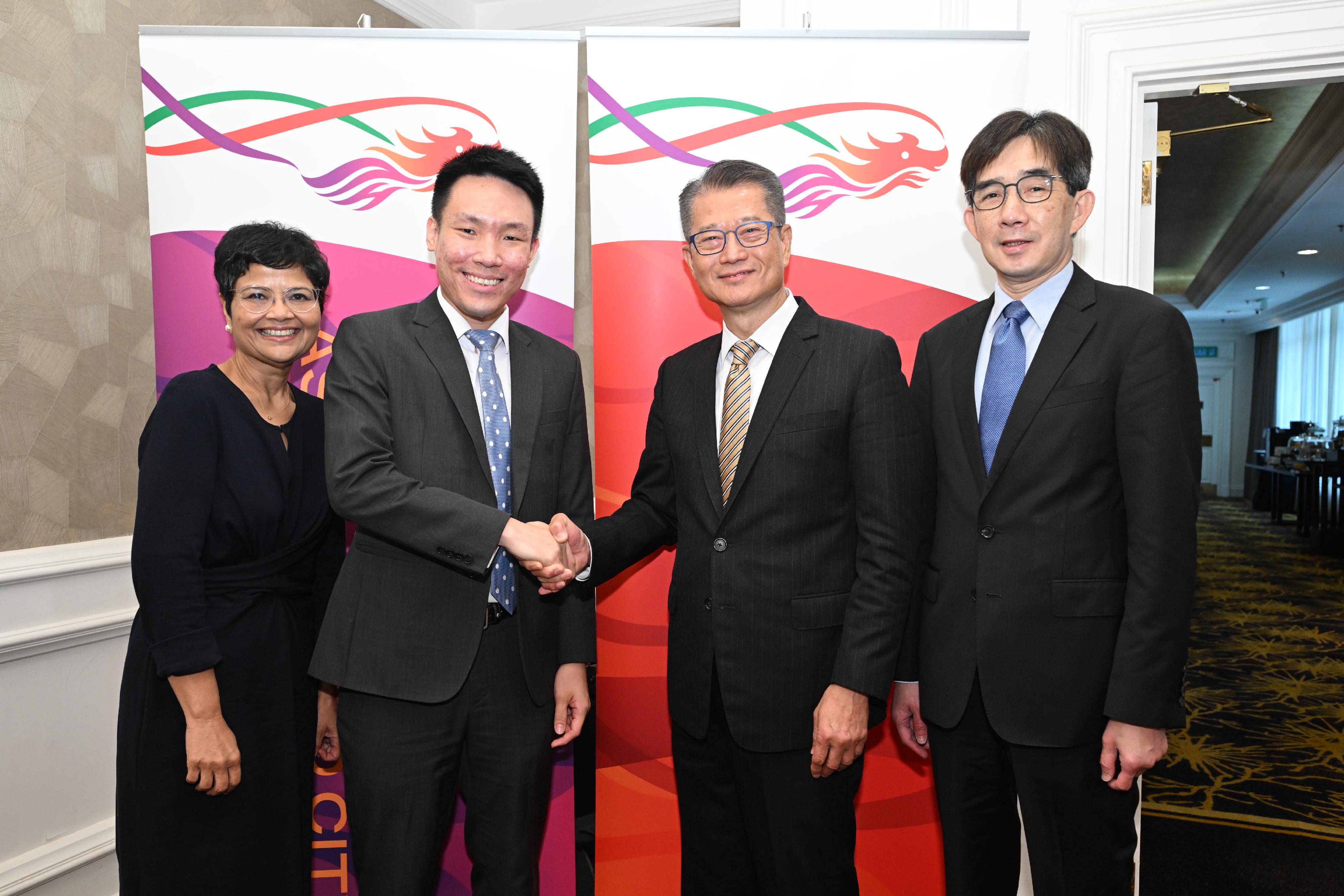 財政司司長陳茂波三月二十七日正式展開馬來西亞的訪問行程。圖示陳茂波（右二）和引進重點企業辦公室主任容偉雄（右一）與馬來西亞金融科技協會代表會面。