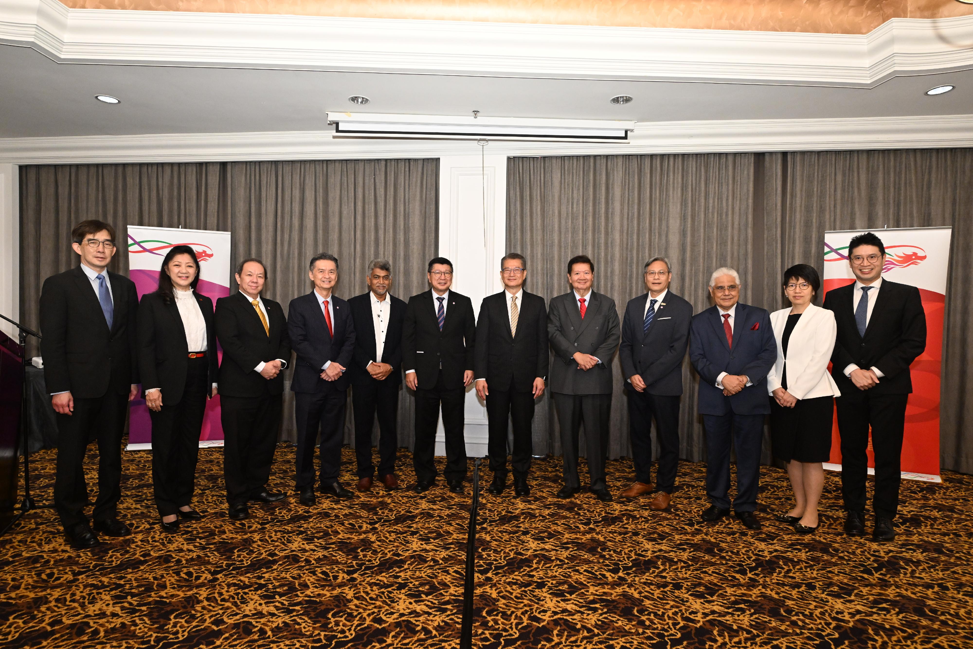 財政司司長陳茂波三月二十七日正式展開馬來西亞的訪問行程。圖示陳茂波（右六）出席由香港駐雅加達經濟貿易辦事處和馬來西亞全國總商會合辦的午餐會並與商會主要人員合照。