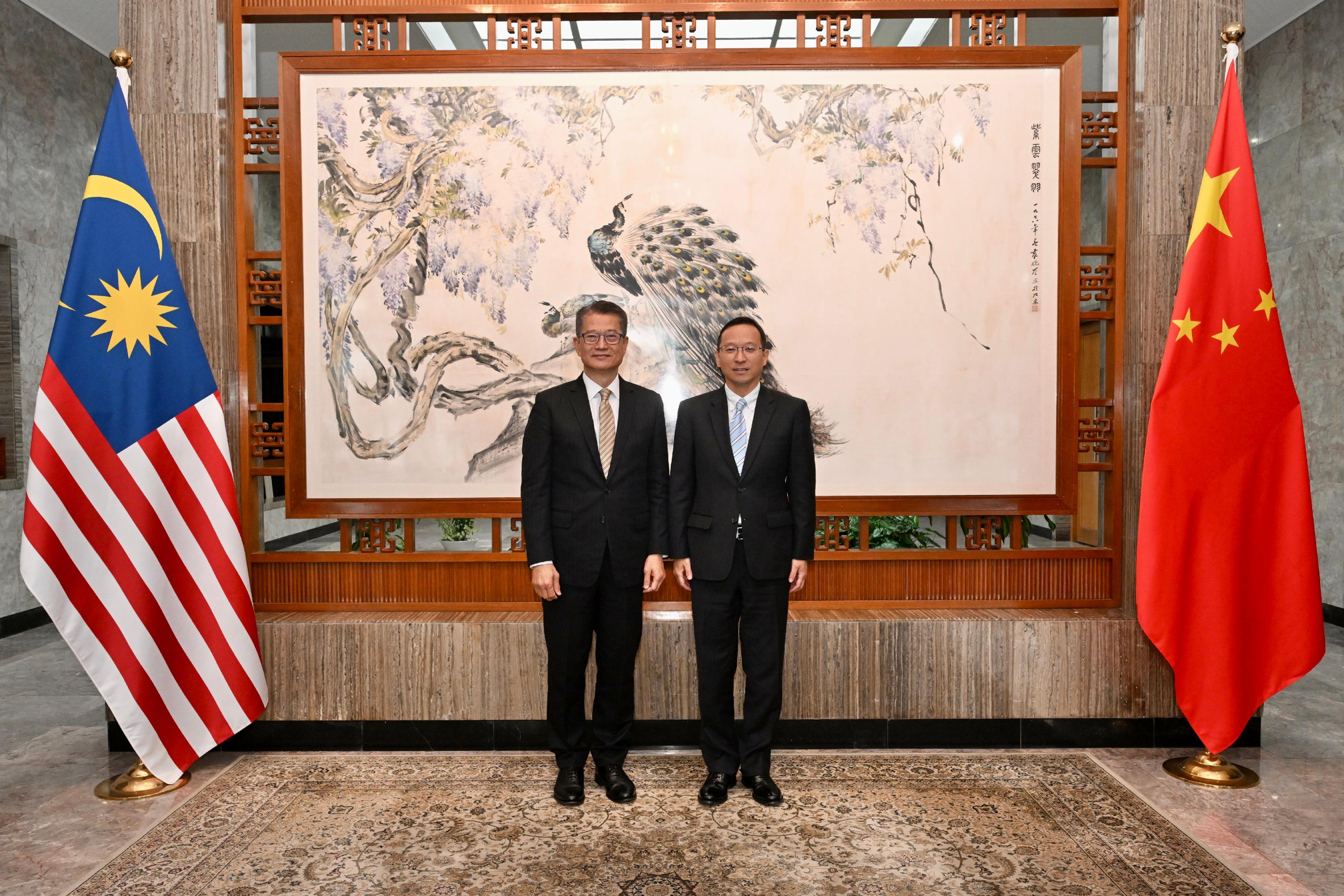 財政司司長陳茂波三月二十七日正式展開馬來西亞的訪問行程。圖示陳茂波（左）禮節性拜會中華人民共和國駐馬來西亞大使館臨時代辦唐銳（右）。