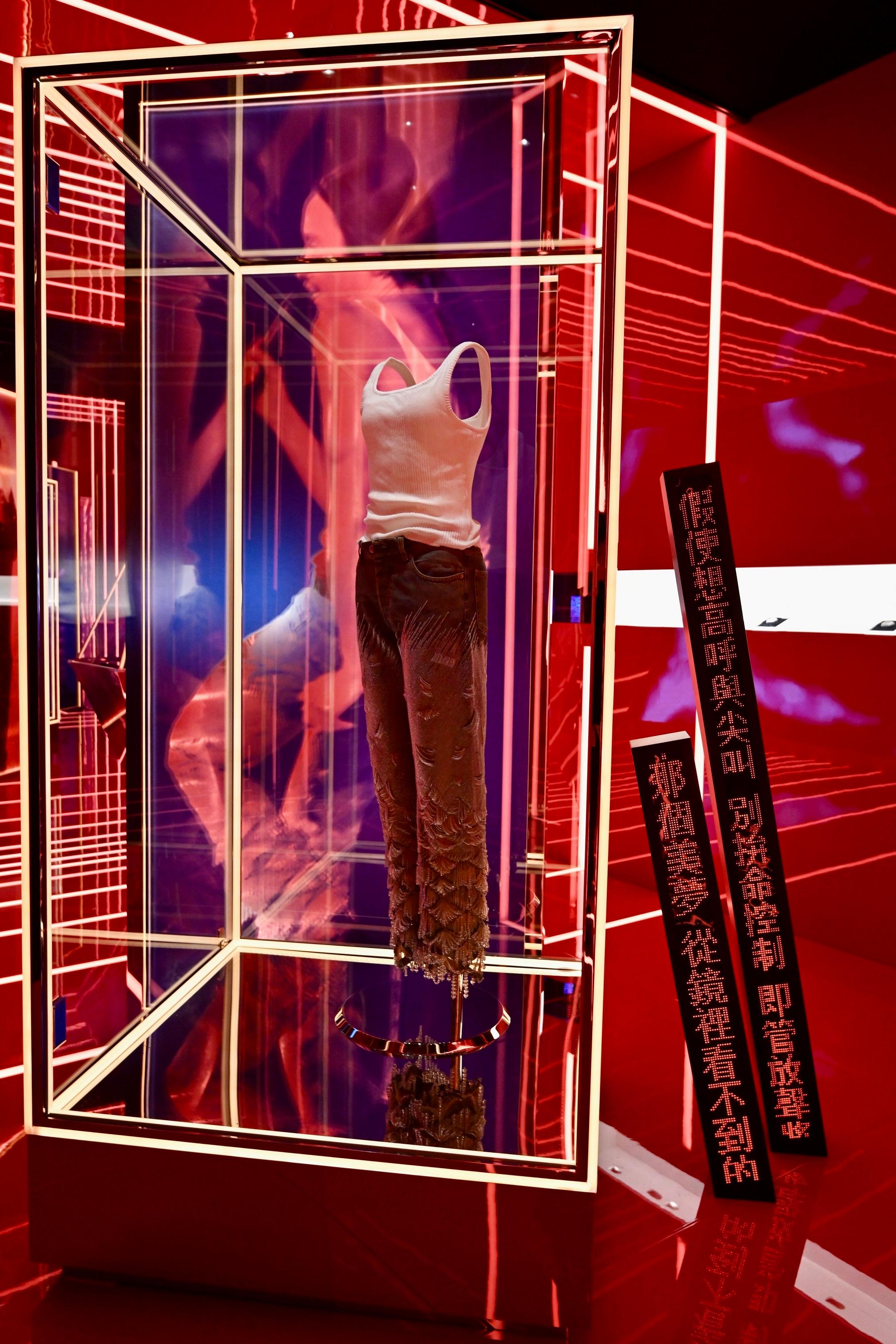 「继续宠爱・张国荣纪念展」开幕典礼今日（三月二十八日）在香港文化博物馆举行。图示张国荣在《热・情演唱会》时穿着的蓝色钉珠牛仔裤。