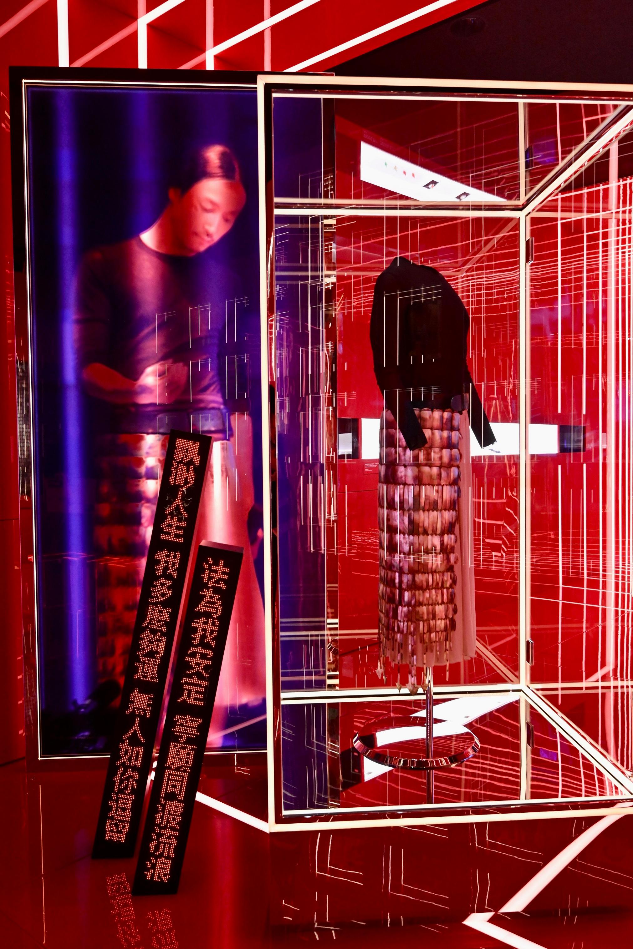 「繼續寵愛・張國榮紀念展」開幕典禮今日（三月二十八日）在香港文化博物館舉行。圖示張國榮在《熱・情演唱會》時穿着、由法國著名設計師為他設計的貝殼裙褲。