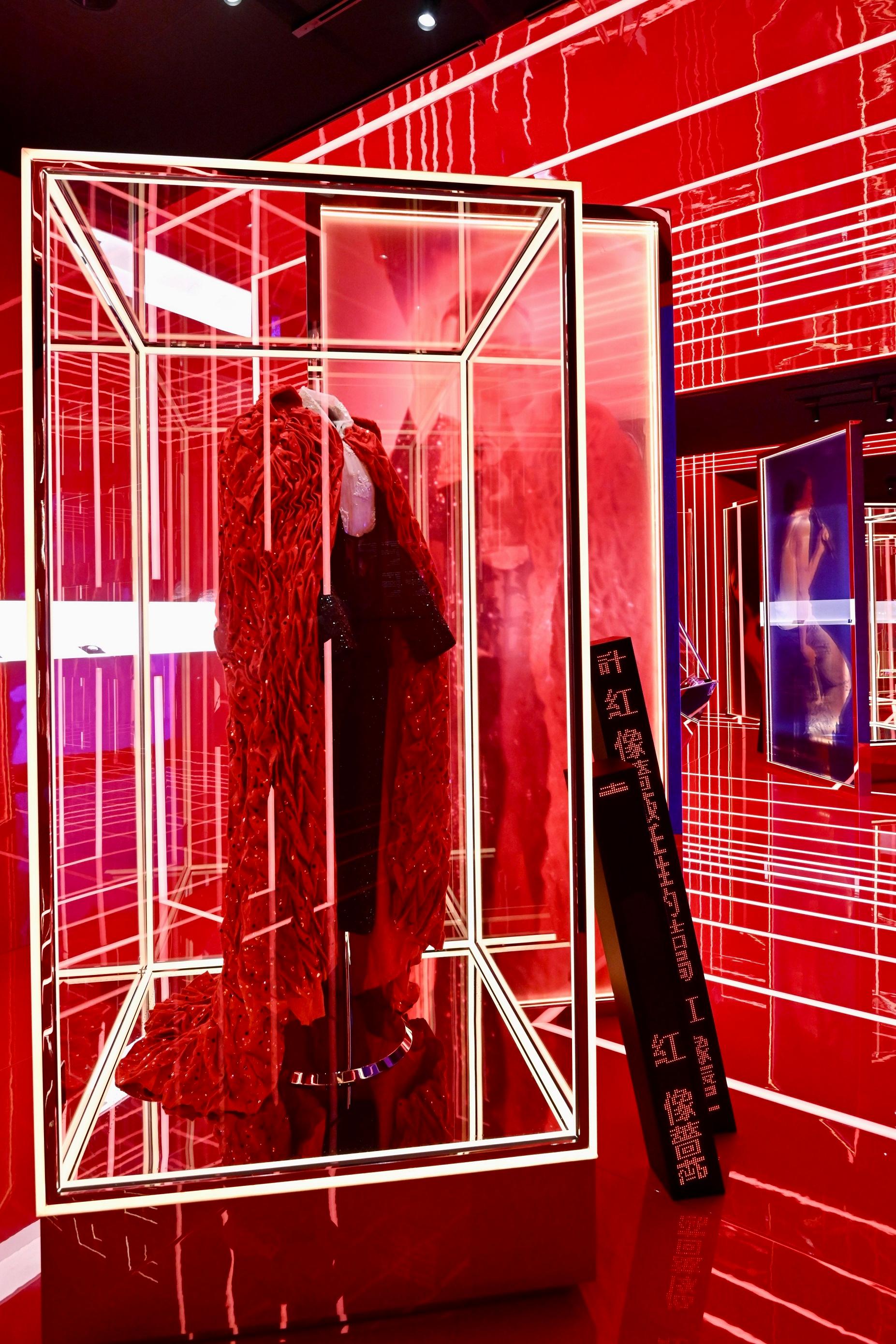 「继续宠爱・张国荣纪念展」开幕典礼今日（三月二十八日）在香港文化博物馆举行。图示张国荣在《跨越97》演唱会上穿着的红色斗篷及闪石西装。
