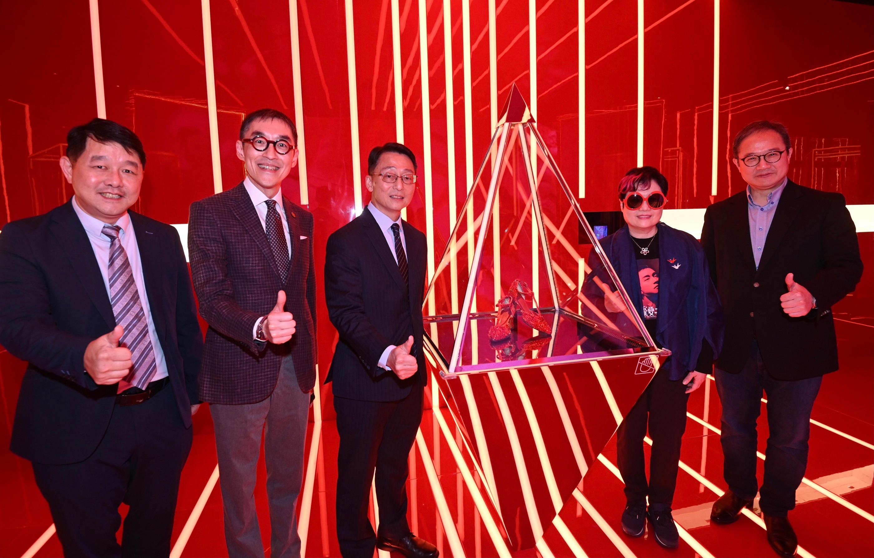 The opening ceremony for the "Miss You Much Leslie Exhibition" was held today (March 28) at the Hong Kong Heritage Museum. Photo shows (from left) the Museum Director of the Hong Kong Heritage Museum, Mr Brian Lam; the Chairman of the Museum Advisory Committee, Mr Douglas So; the Director of Leisure and Cultural Services, Mr Vincent Liu; guest curators Ms Florence Chan; and the Permanent Secretary for Culture, Sports and Tourism, Mr Joe Wong, touring the exhibition.
