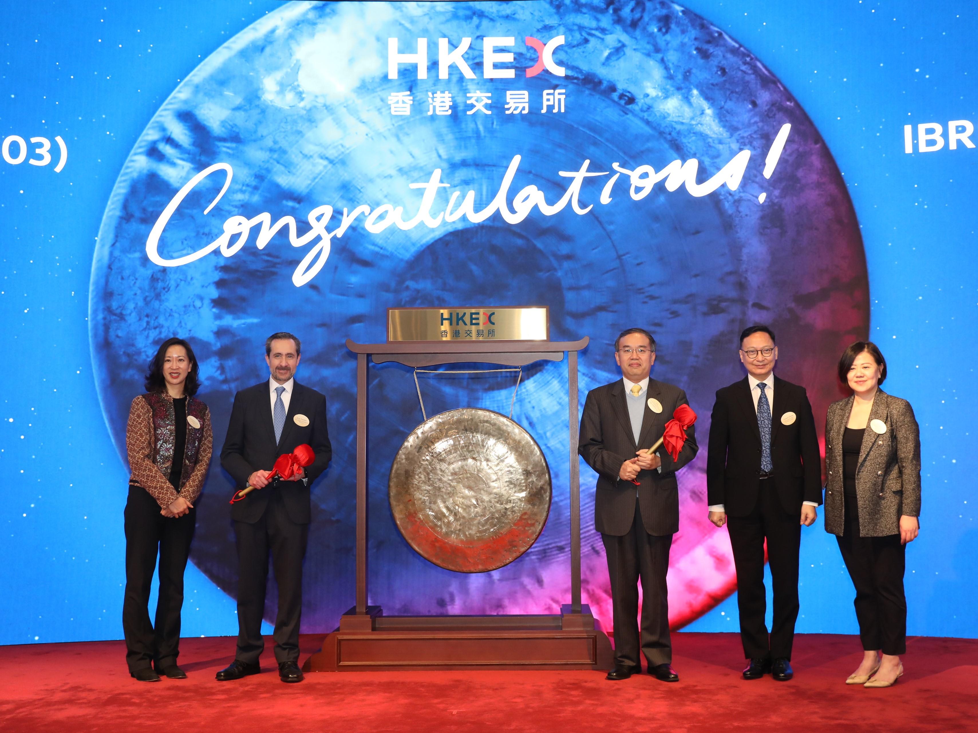 A gong-strike ceremony was held today (March 28) at the Hong Kong Exchanges and Clearing Limited (HKEX) to mark the inaugural insurance-linked securities listing with the presence of officiating guests (from left): the Head of Listing of the HKEX, Ms Katherine Ng; the Vice President and Treasurer of the World Bank, Mr Jorge Familiar; the Secretary for Financial Services and the Treasury, Mr Christopher Hui; the Chief Executive Officer of the Insurance Authority, Mr Clement Cheung; and the Group Head of Emerging Business and FIC of the HKEX, Ms Glenda So.