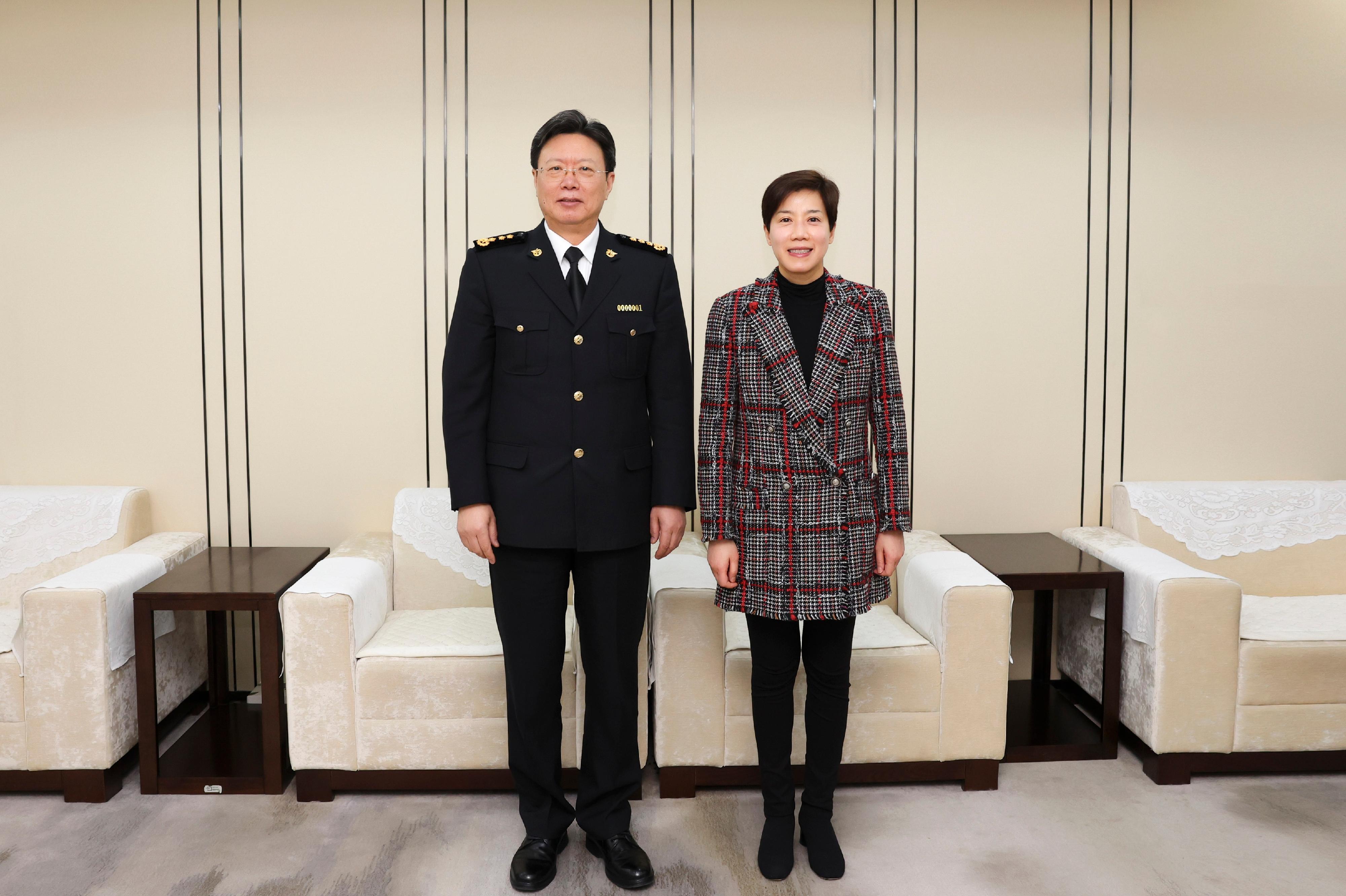 The Commissioner of Customs and Excise, Ms Louise Ho (right), today (March 28) visited the General Administration of Customs of the People's Republic of China (GACC) in Beijing and met with the Minister of the GACC, Mr Yu Jianhua (left).