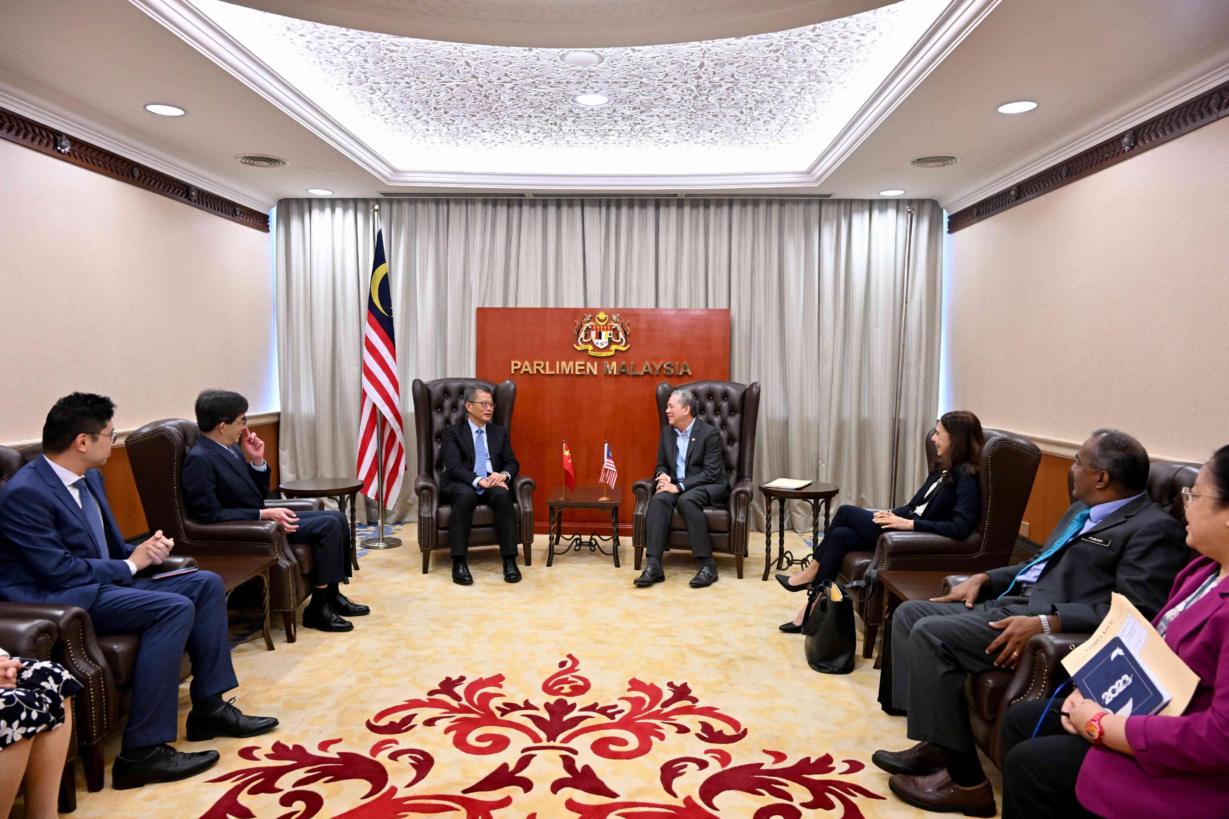 財政司司長陳茂波今日（三月二十八日）繼續馬來西亞訪問行程。圖示陳茂波（左三）與馬來西亞副總理兼種植業與原產部部長Fadillah Yusof（右四）會面。