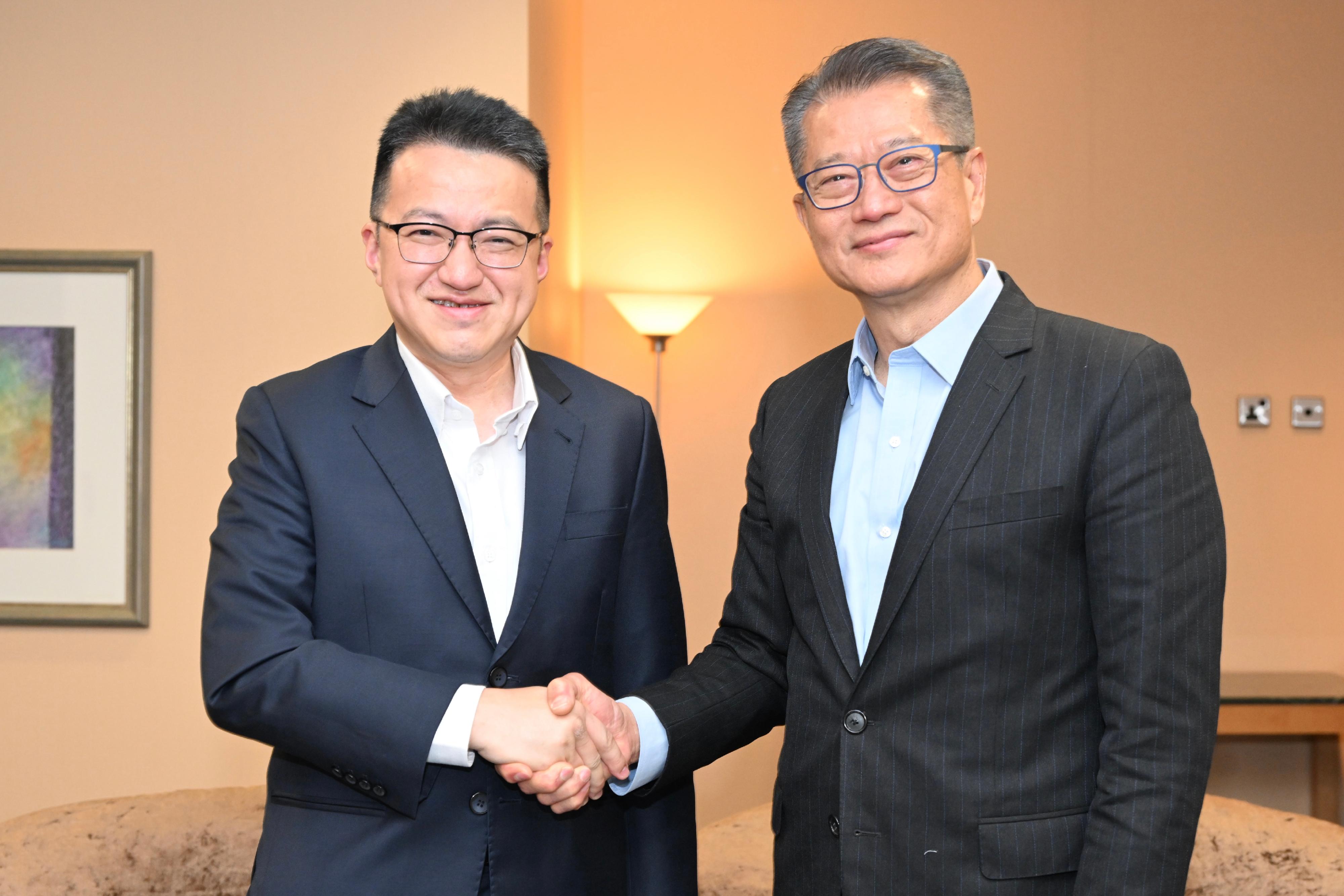 財政司司長陳茂波今日（三月二十八日）繼續馬來西亞訪問行程。圖示陳茂波（右）與馬來西亞國際貿易及工業部副部長劉鎮東（左）會面。