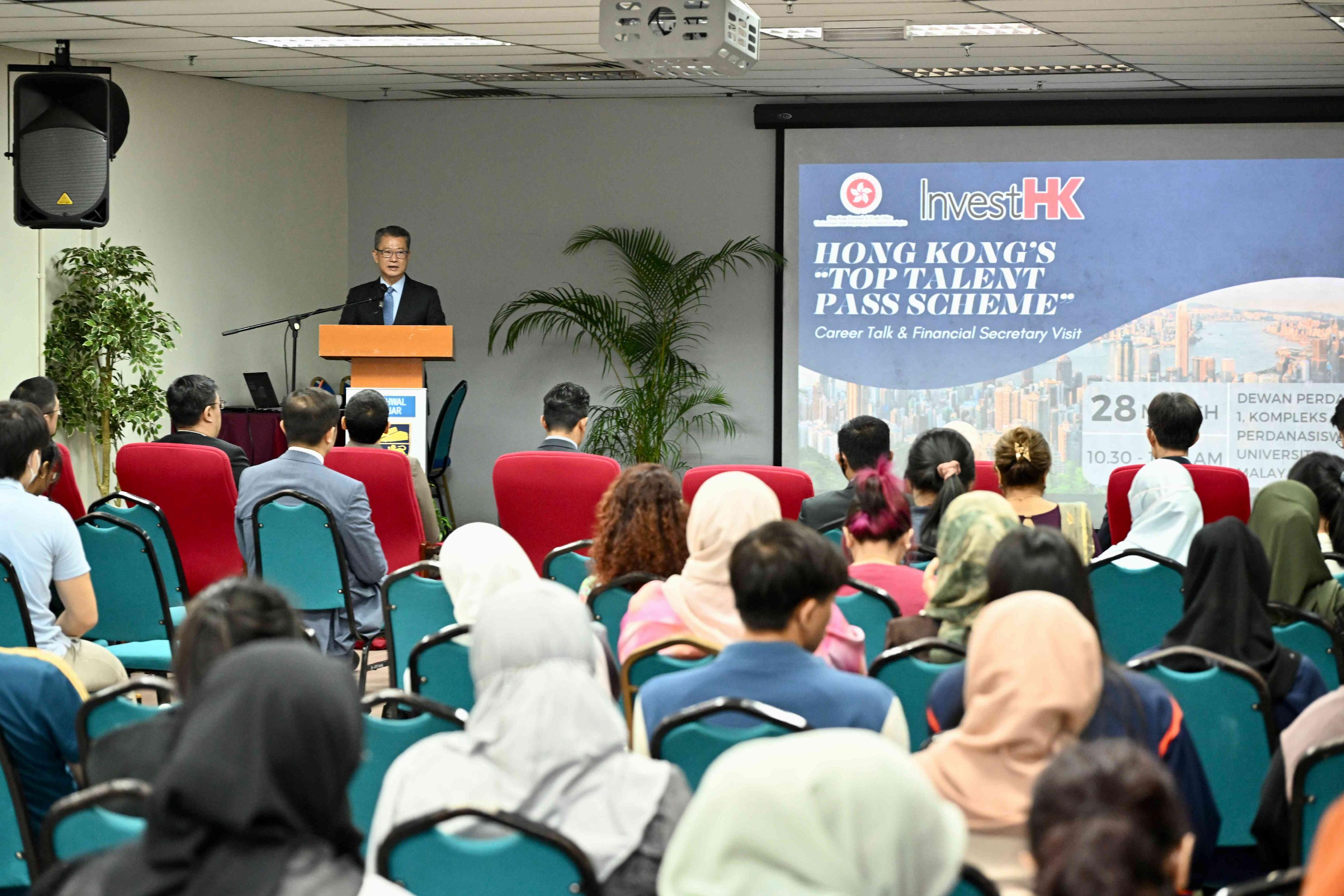 The Financial Secretary, Mr Paul Chan, continues his visit in Malaysia today (March 28). Photo shows Mr Chan making a keynote speech at the Universiti Malaya and briefing undergraduate and postgraduate students at the university about the latest developments and directions of Hong Kong and the Guangdong-Hong Kong-Macao Greater Bay Area.