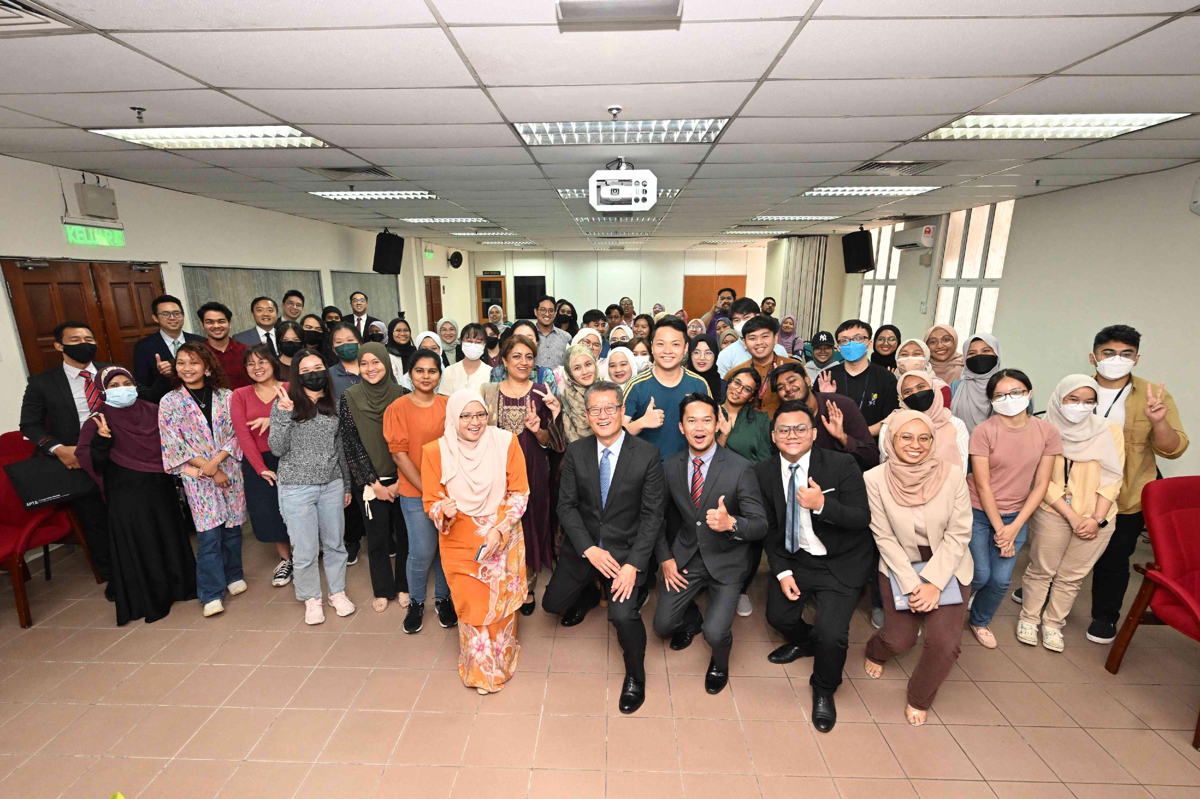 The Financial Secretary, Mr Paul Chan, continues his visit in Malaysia today (March 28). Photo shows Mr Chan (second left, first row) and students of the Universiti Malaya.