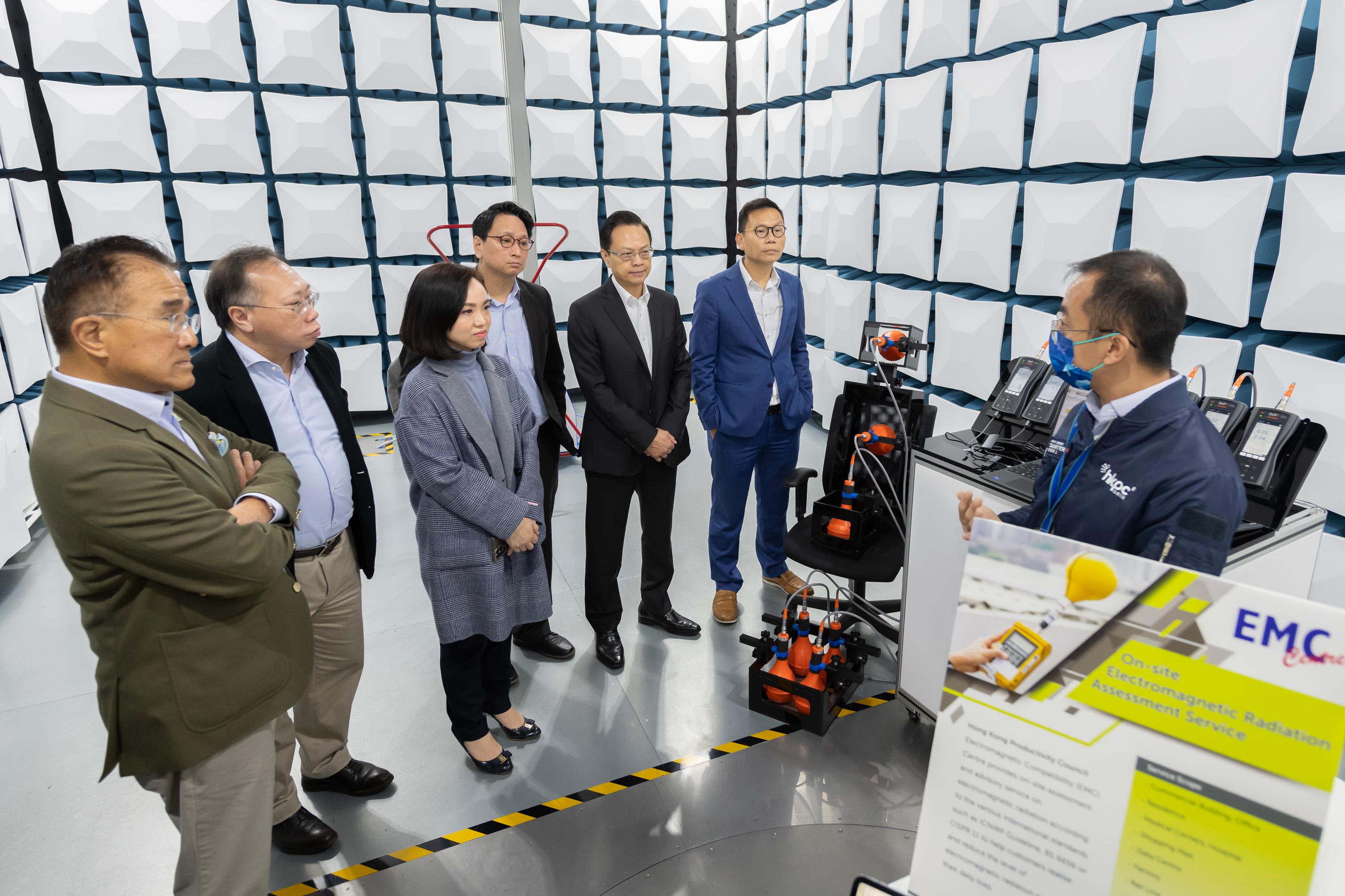 The Legislative Council (LegCo) Panel on Transport today (March 28) visited Hong Kong Productivity Council (HKPC).  Photo shows LegCo Members receiving a briefing on the electromagnetic compatibility by HKPC.