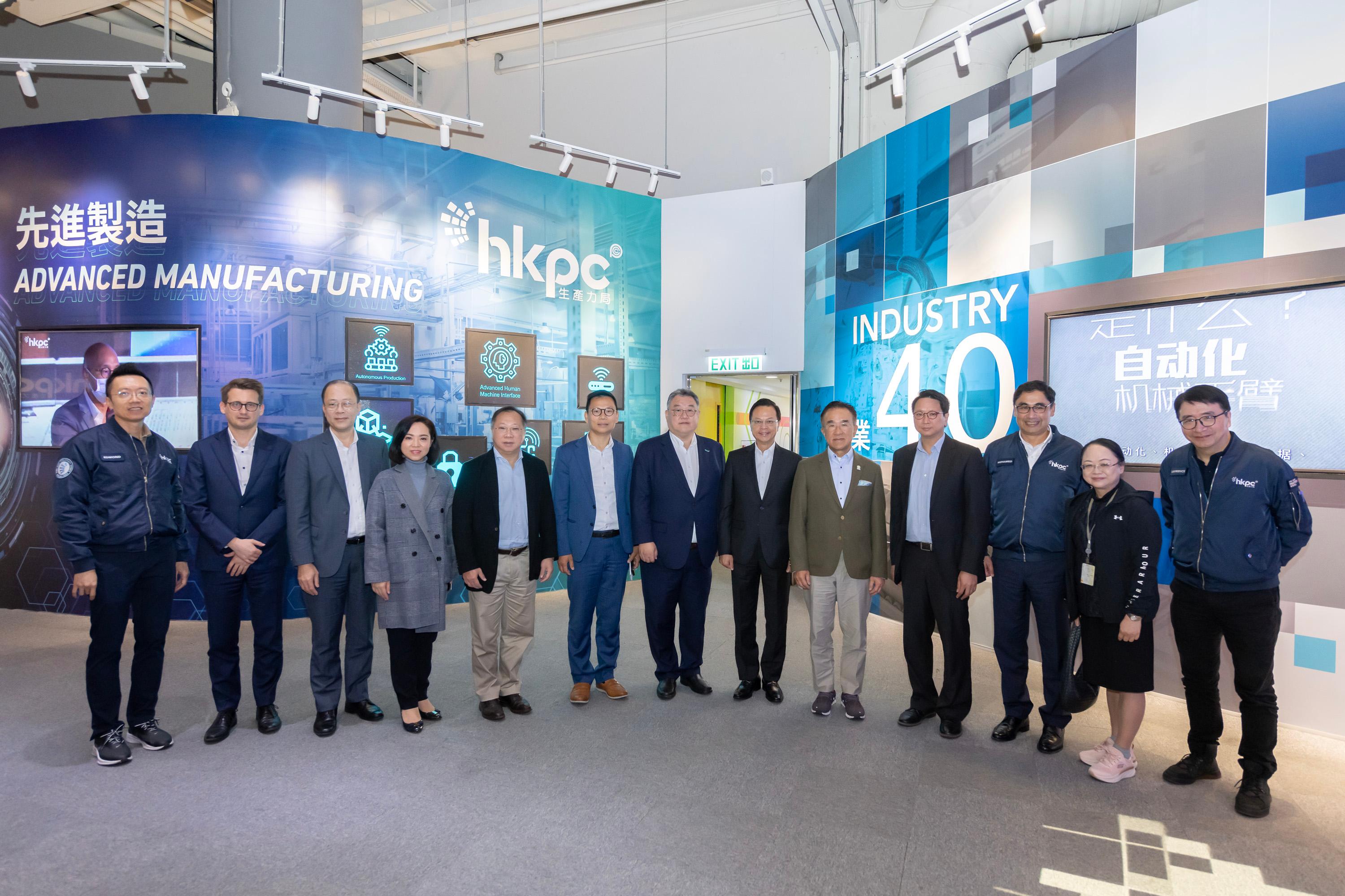 The Legislative Council (LegCo) Panel on Transport today (March 28) visited Hong Kong Productivity Council (HKPC).   Photo shows LegCo Members posing for a group photo with representatives of HKPC at the exhibition hall of New Industrialisation in HKPC Building.