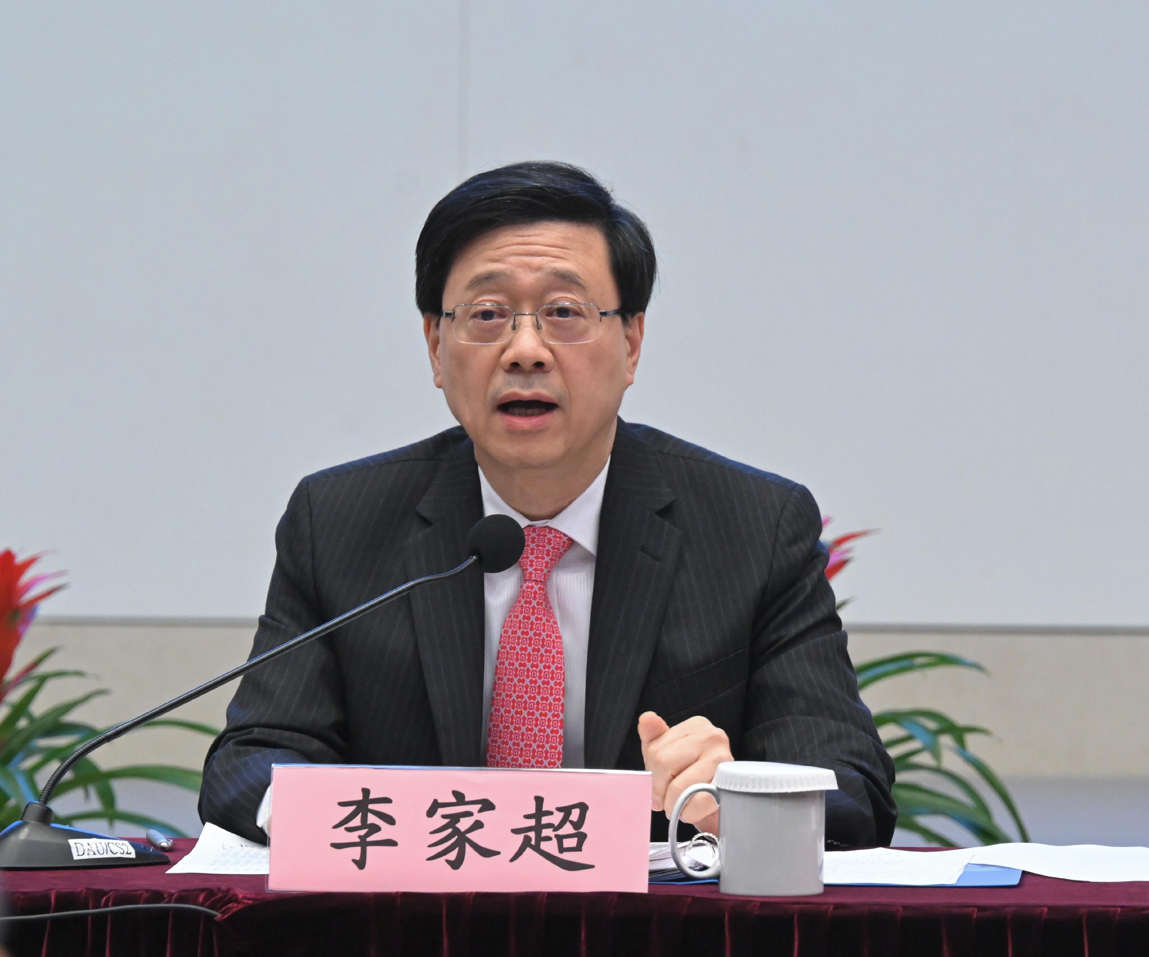 The Hong Kong Special Administrative Region Government today (March 28) held a seminar on learning and implementing the spirit of the "two sessions" at the Central Government Offices. Photo shows the Chief Executive, Mr John Lee, speaking at the seminar.