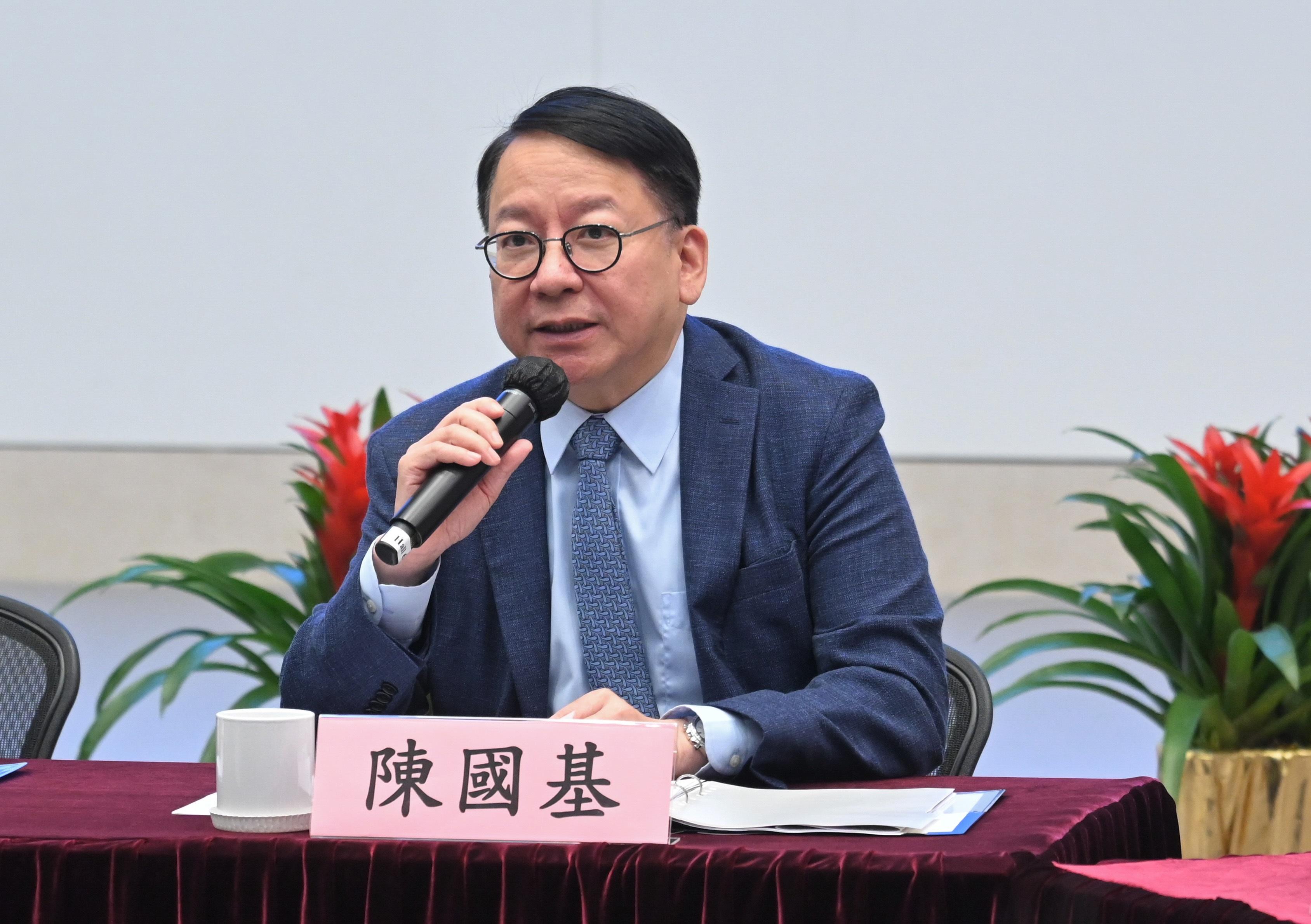 The Hong Kong Special Administrative Region Government today (March 28) held a seminar on learning and implementing the spirit of the “two sessions” at the Central Government Offices. Photo shows the Chief Secretary for Administration, Mr Chan Kwok-ki, sharing his views.
