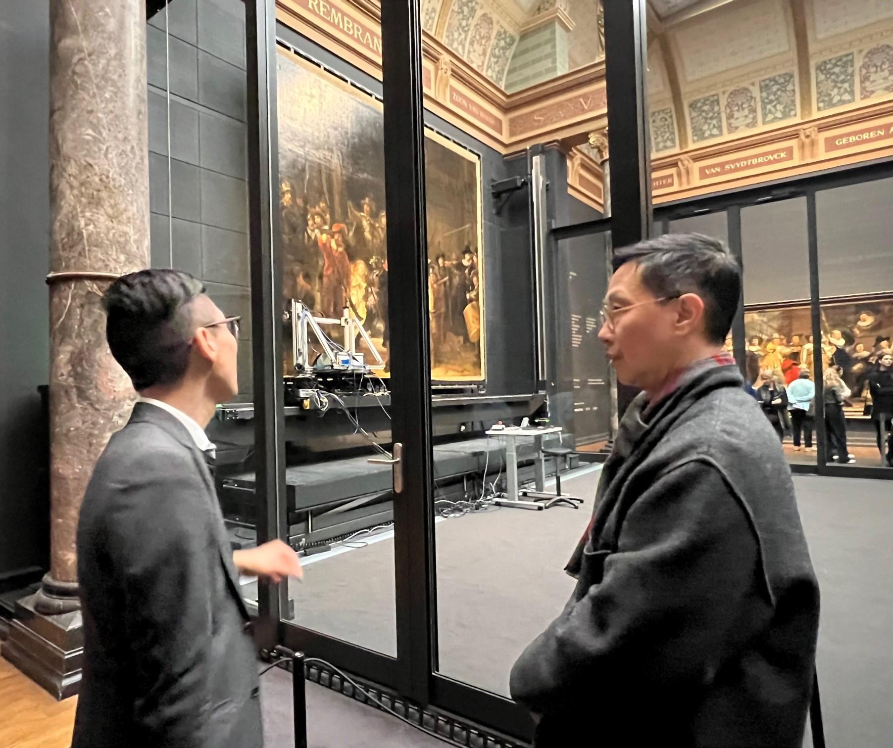 文化體育及旅遊局局長楊潤雄（右）昨日（阿姆斯特丹時間三月二十八日）到訪荷蘭國立博物館，觀看藝術作品修復工作。

