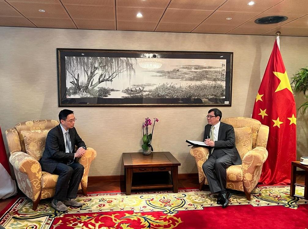 文化體育及旅遊局局長楊潤雄（左）今日（阿姆斯特丹時間三月二十九日）在海牙禮節性拜訪中國駐荷蘭大使談踐（右）。

