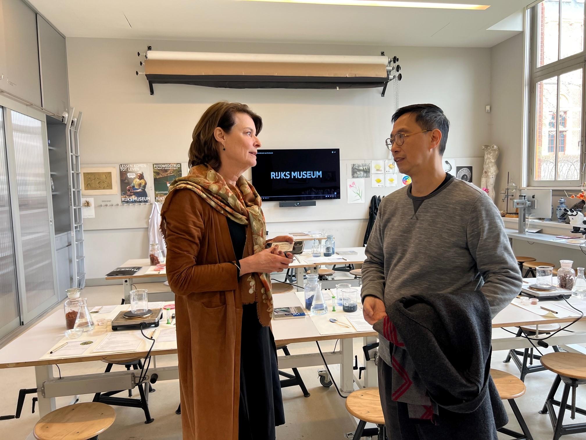 The Secretary for Culture, Sports and Tourism, Mr Kevin Yeung (right), visited the education centre of the Rijksmuseum, the Teekenschool, yesterday (March 28, Amsterdam time) to learn about the liaison and promotion work between the museum and various sectors in the community, including the cultural and education sectors.
