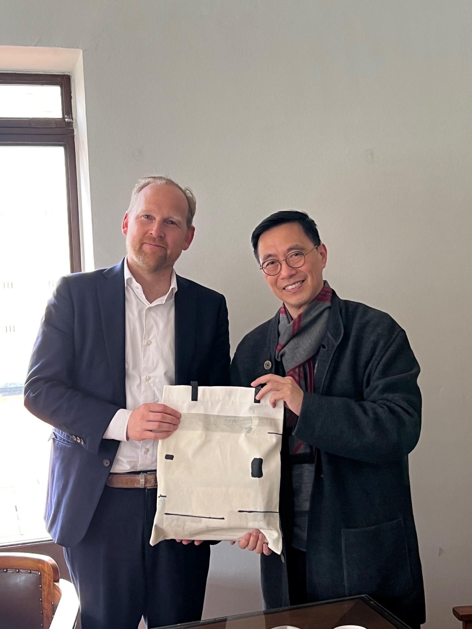 The Secretary for Culture, Sports and Tourism, Mr Kevin Yeung visited the Kunstmuseum Den Haag yesterday (March 28, Amsterdam time). Photo shows Mr Yeung (right) presenting a souvenir from Hong Kong Museum of Art to the Head of Collections, Mr Doede Hardeman (left).
