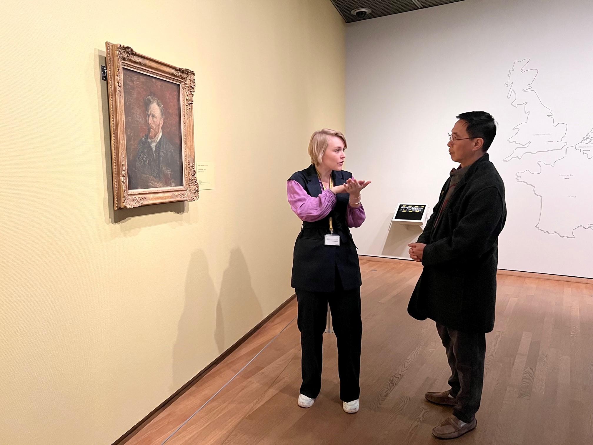 The Secretary for Culture, Sports and Tourism, Mr Kevin Yeung (right), arrived in Amsterdam yesterday (March 28, Amsterdam time). Photo shows Mr Yeung visiting the Van Gogh Museum.

