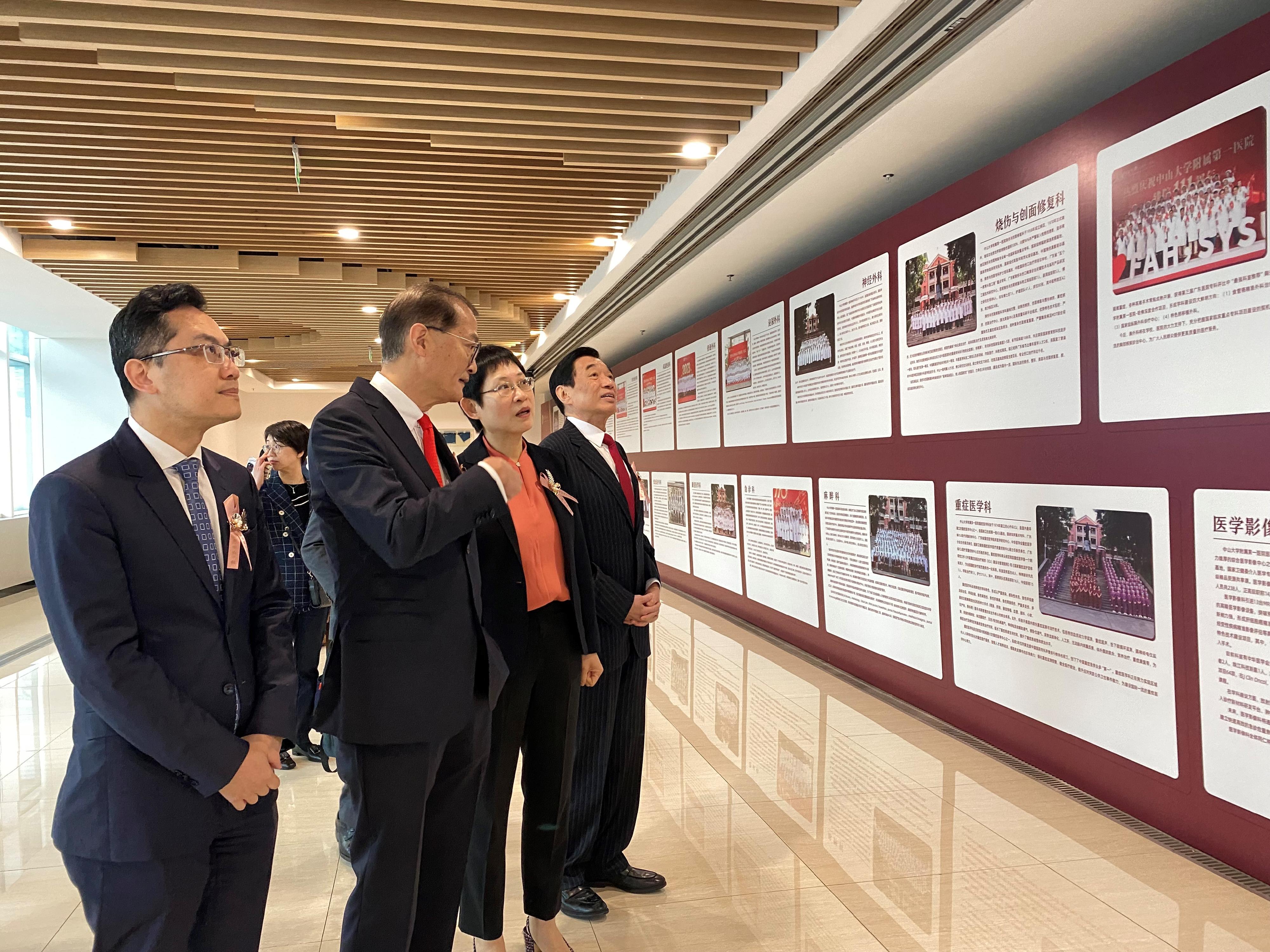 The delegation led by the Secretary for Health, Professor Lo Chung-mau, attended the opening ceremony of the Nansha International Hospital of the First Affiliated Hospital, Sun Yat-sen University this morning (March 29). Photo shows Professor Lo (second left); the Director of Health, Dr Ronald Lam (first left); and the Chairman of the Hospital Authority, Mr Henry Fan (first right), touring the Nansha International Hospital.
