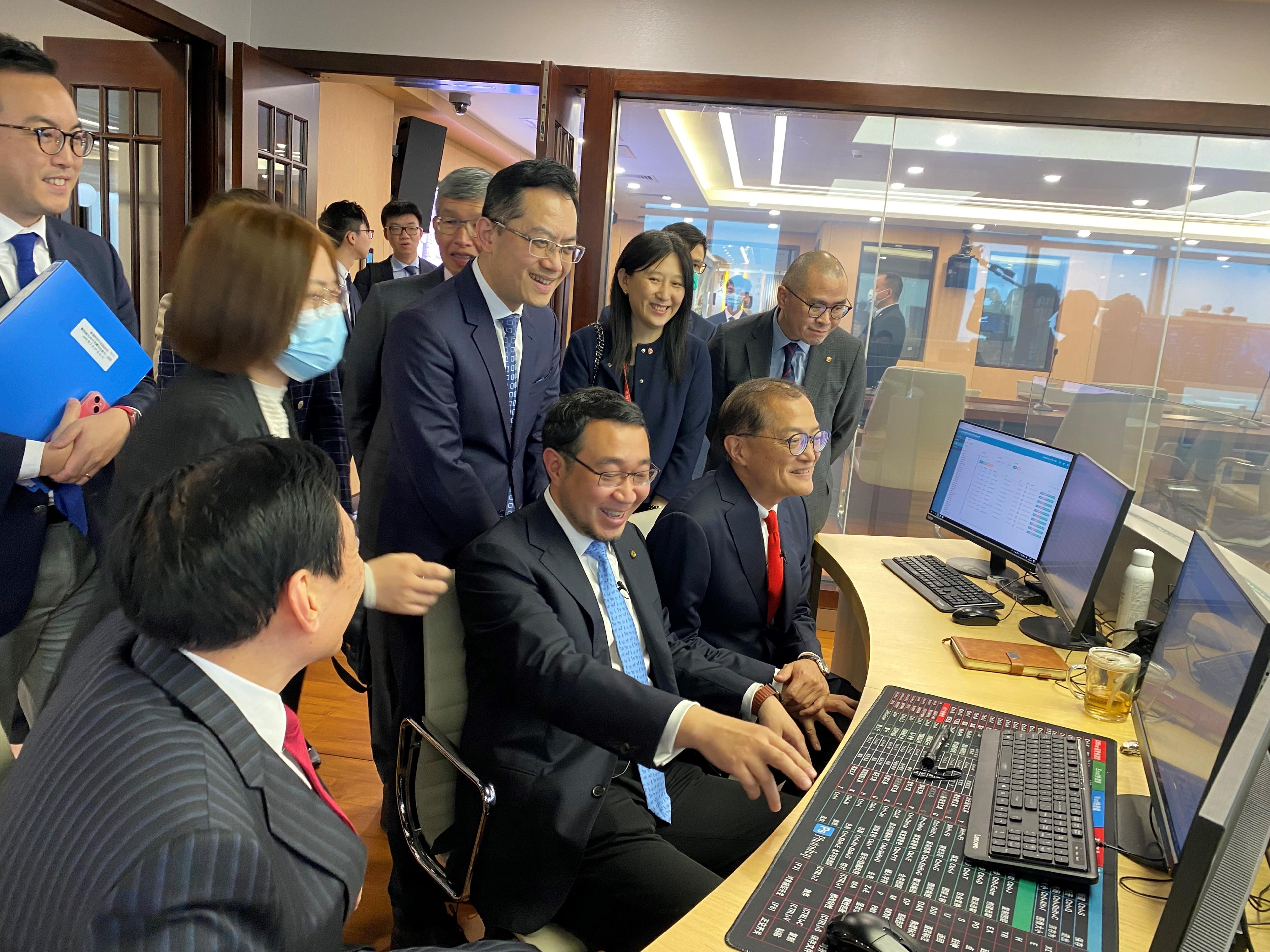 The Secretary for Health, Professor Lo Chung-mau, led his delegation to visit the Big Data Centre of National Health Commission for Human Tissue, Organ Transplant and Medicine. Photo shows Professor Lo (front row, first right), and the Director of Health, Dr Ronald Lam (back row, third left), learning about the operation of the nation's organ allocation mechanism from the Centre's Director, Professor Wang Haibo (front row, second right).