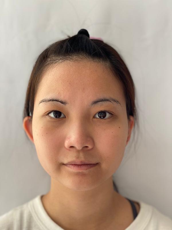 Tse Yee-lam, aged 15, is about 1.5 metres tall, 45 kilograms in weight and of medium build. She has a round face with yellow complexion and long black hair. She was last seen wearing a black T-shirt, a blue skirt, white sneakers and carrying a black shoulder bag.
