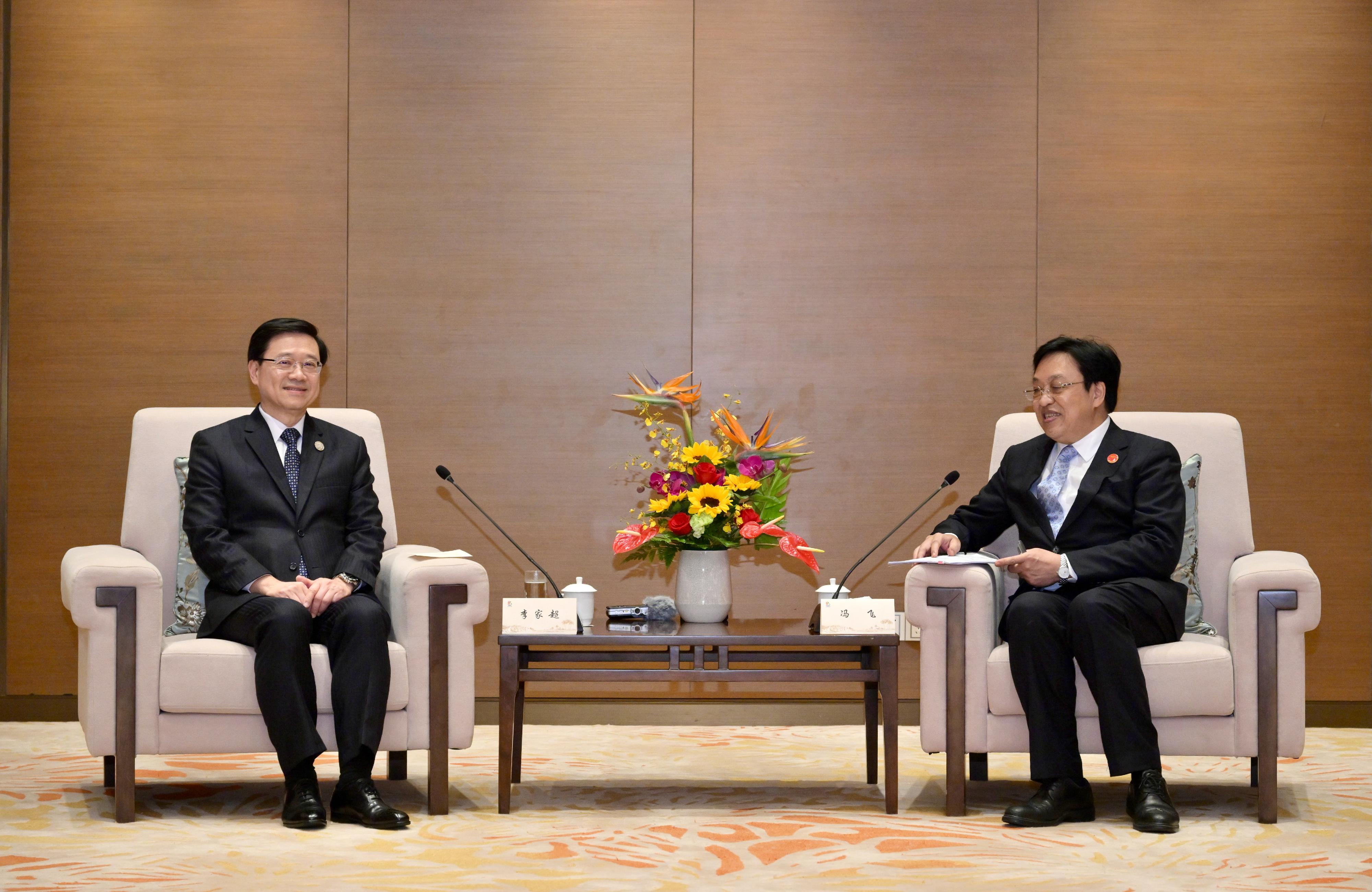 行政長官李家超（左）今日（三月二十九日）在海南出席博鰲亞洲論壇2023年年會期間，與海南省委書記兼省長馮飛（右）會面。