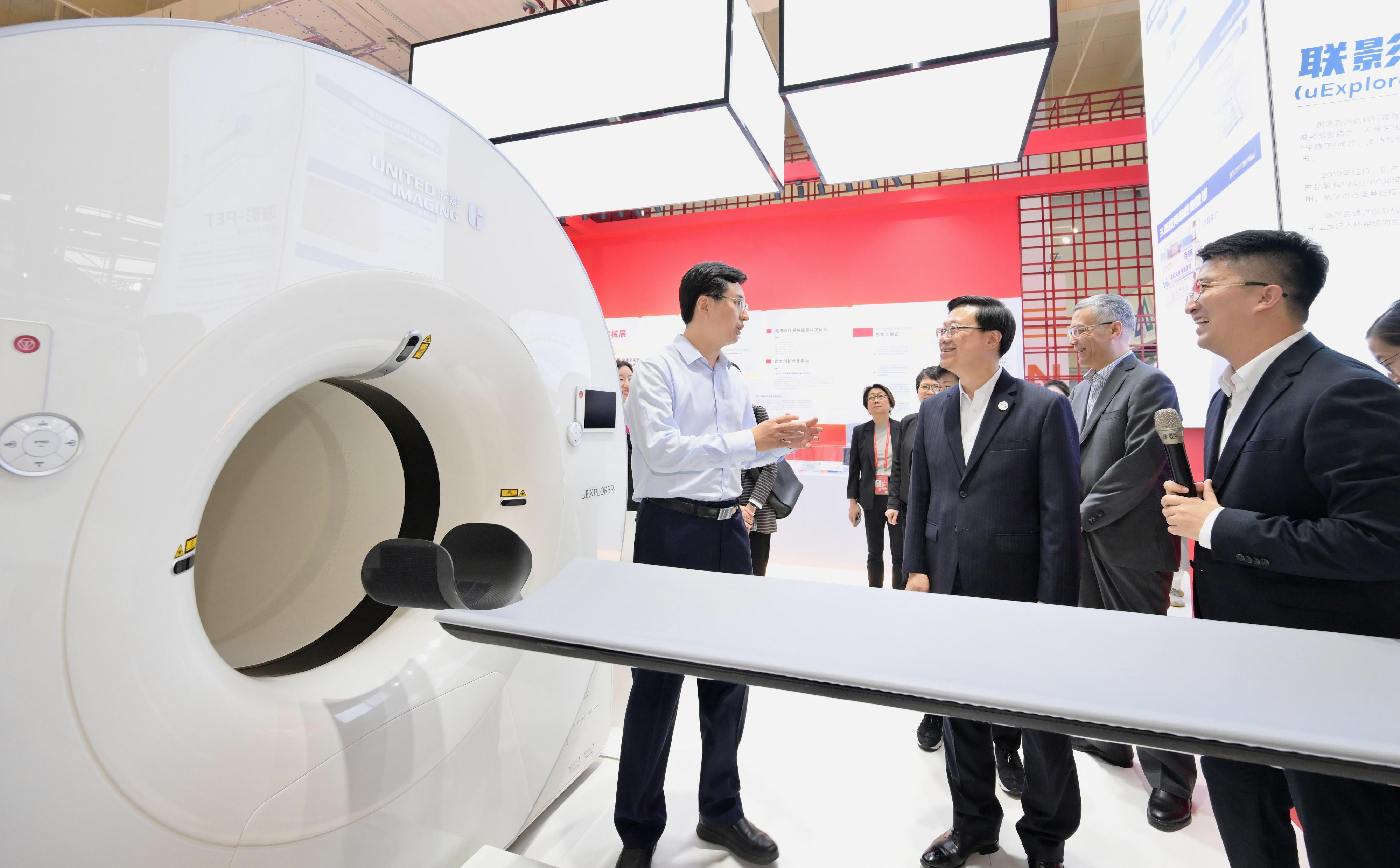 The Chief Executive, Mr John Lee, visited the Boao Lecheng International Medical Tourism Pilot Zone in Hainan today (March 29). Photo shows Mr Lee (centre) visiting the "Ever Lasting" International Innovative Medicine Equipment Exhibition in Hainan.
