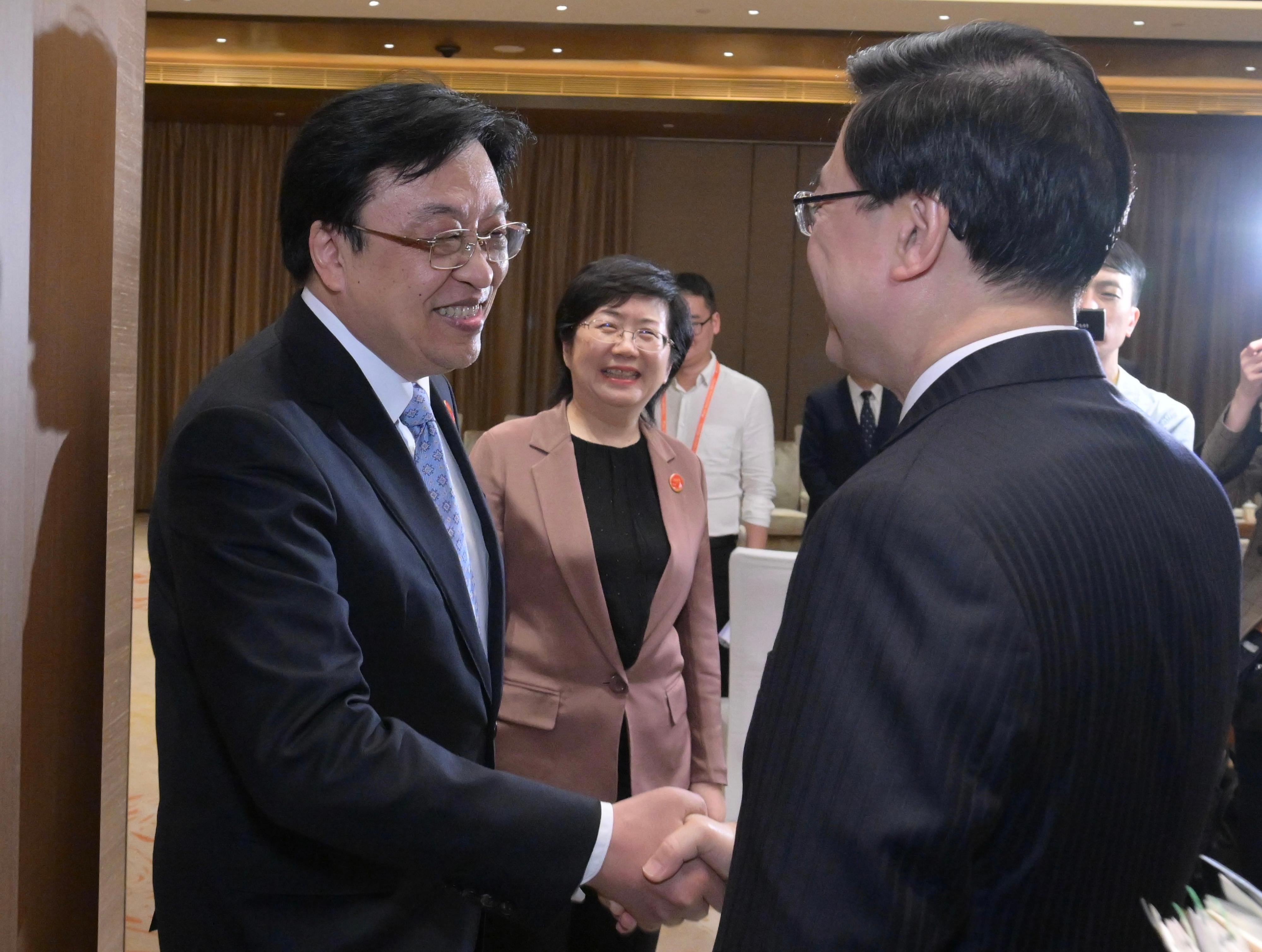 The Chief Executive, Mr John Lee (right), meets with the Secretary of the CPC Hainan Provincial Committee and the Governor of Hainan Province, Mr Feng Fei (left), and the Standing Committee Member of the CPC Hainan Provincial Committee and Head of the United Front Work Department of the Hainan Committee of the CPC, Ms Miao Yanhong (centre), during the Boao Forum for Asia Annual Conference 2023 in Hainan today (March 29). Photo shows Mr Lee shaking hands with Mr Feng.