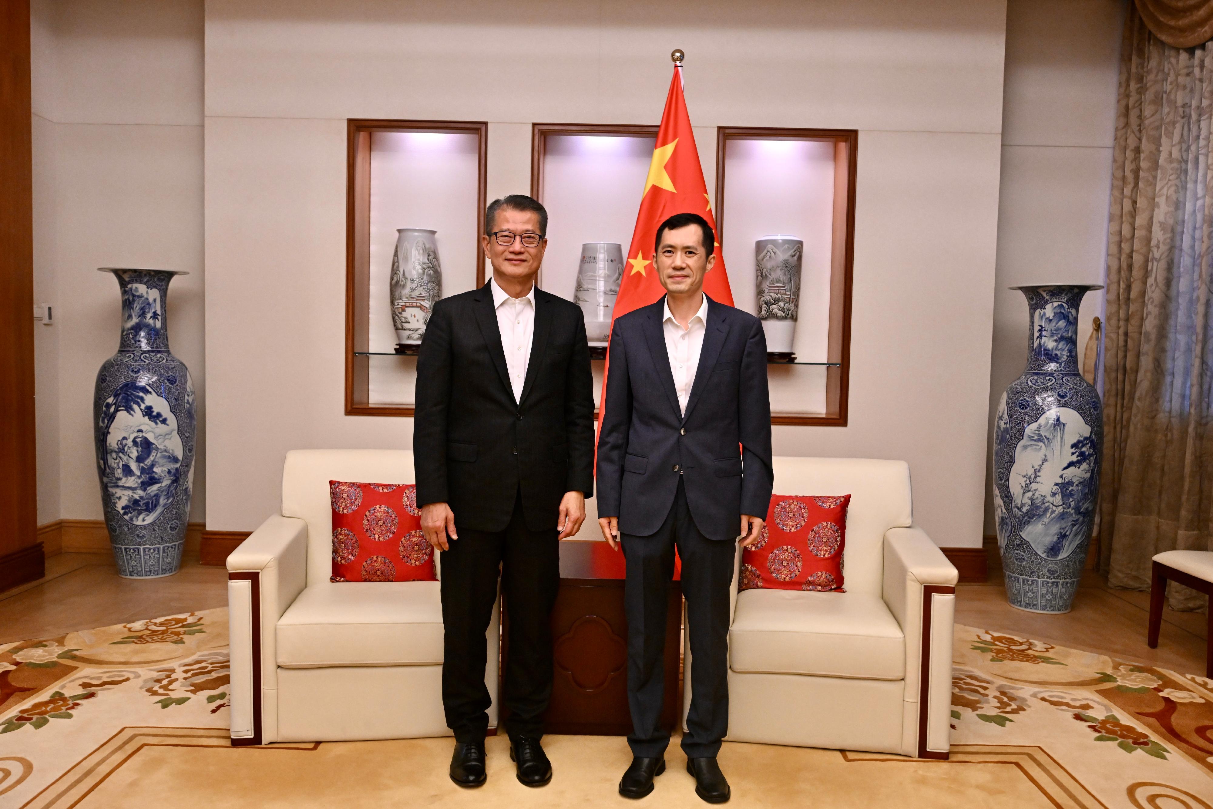 財政司司長陳茂波三月二十九日展開新加坡訪問行程。圖示陳茂波（左）禮節性拜會中華人民共和國駐新加坡共和國大使館公使張徐民（右）。