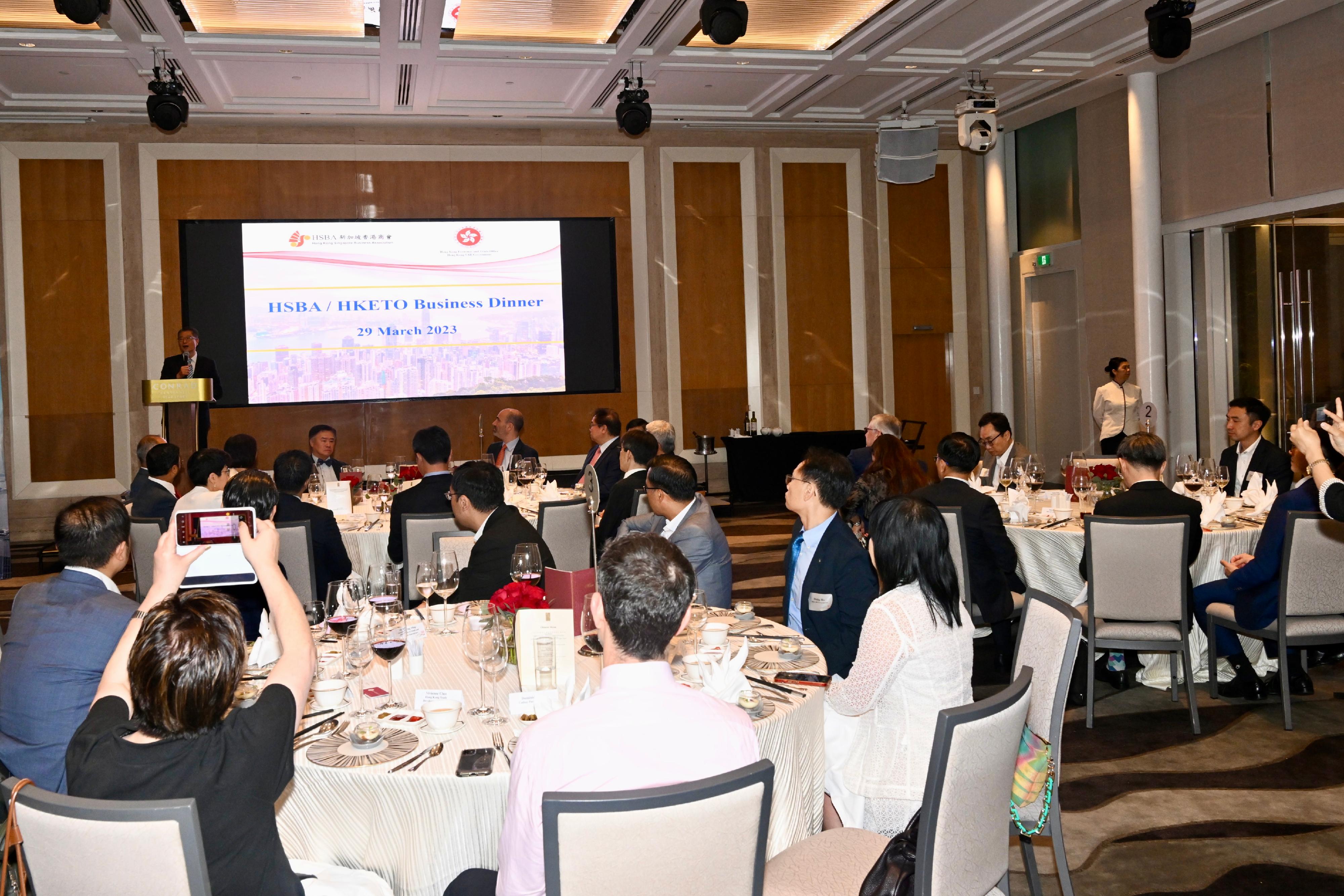 財政司司長陳茂波三月二十九日展開新加坡訪問行程。圖示陳茂波與新加坡主要商會成員晚宴上致辭。
