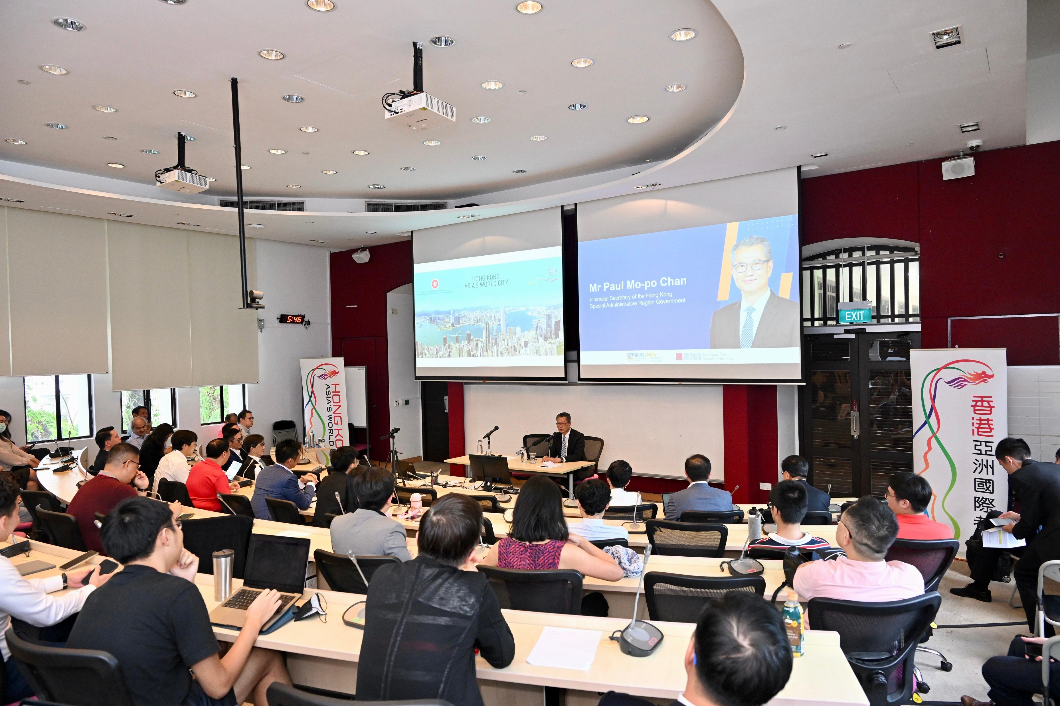 財政司司長陳茂波三月二十九日展開新加坡訪問行程。圖示陳茂波在新加坡國立大學出席座談會並致辭。