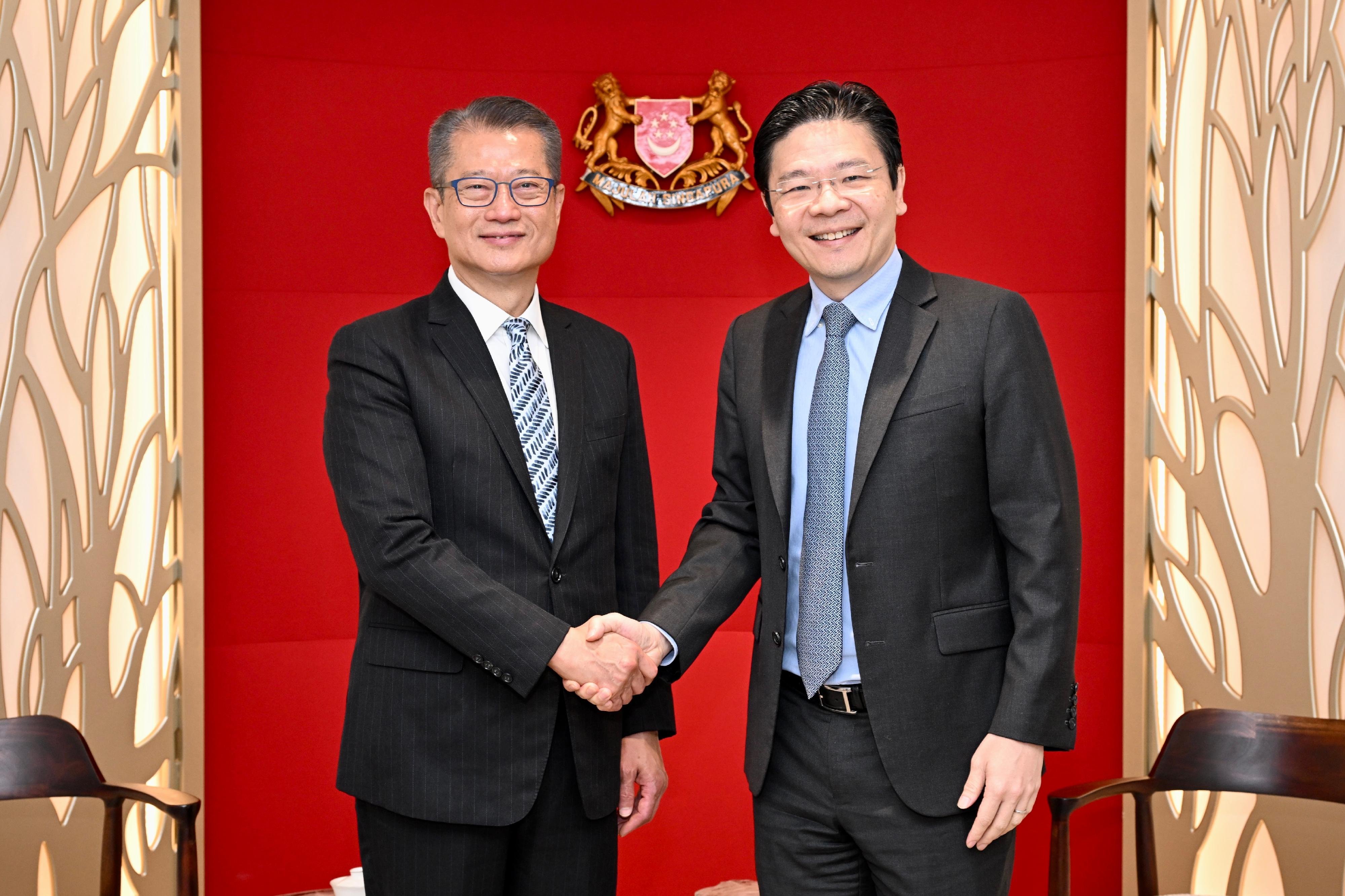 The Financial Secretary, Mr Paul Chan, started his visit programme in Singapore on March 29. Photo shows Mr Chan (left) meeting with the Deputy Prime Minister and Minister for Finance of Singapore, Mr Lawrence Wong (right).

