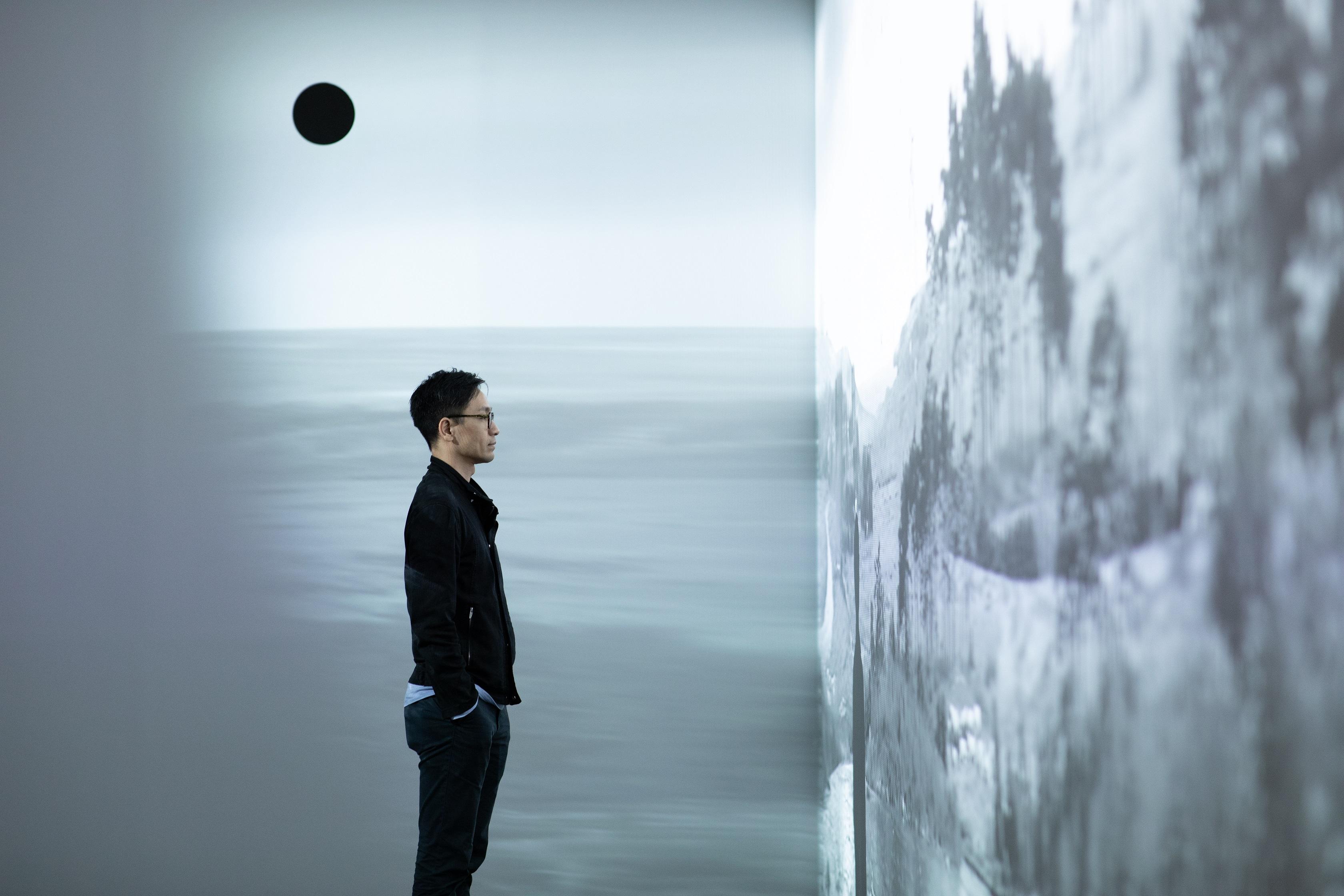 "Love Letters: Everlasting Sentiments from the Xubaizhai Collection" is now on stage at the Hong Kong Museum of Art (HKMoA). In a breakthrough method of displaying traditional Chinese ink art, the HKMoA invited Hong Kong artist Tsang Kin-wah to create a site-specific video projection installation "Freezing Water: Between Here and There". Picture shows Tsang and his artwork.