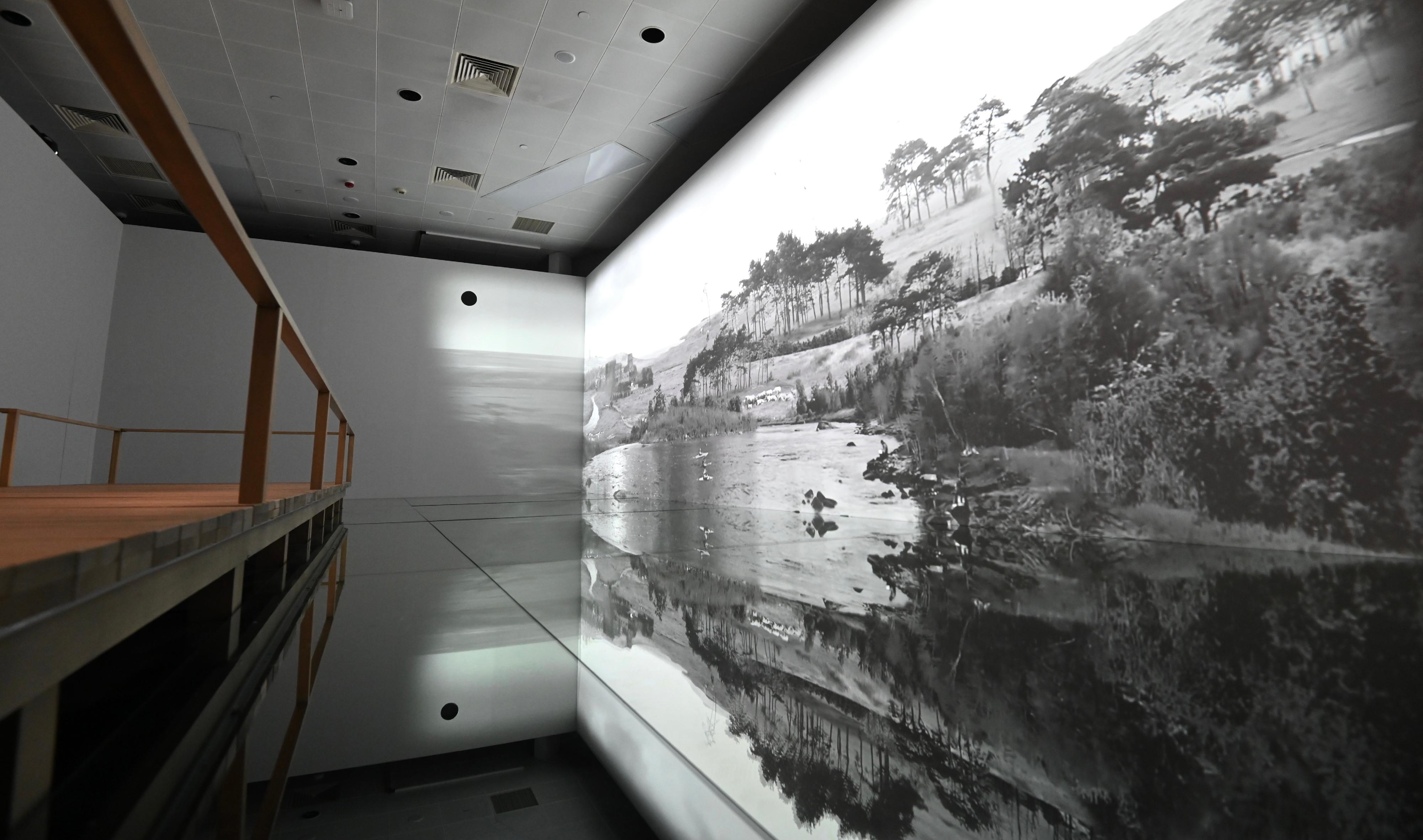 "Love Letters: Everlasting Sentiments from the Xubaizhai Collection" is now on stage at the Hong Kong Museum of Art (HKMoA). In a breakthrough method of displaying traditional Chinese ink art, the HKMoA invited Hong Kong artist Tsang Kin-wah to create a site-specific video projection installation. Picture shows Tsang's "Freezing Water: Between Here and There".
