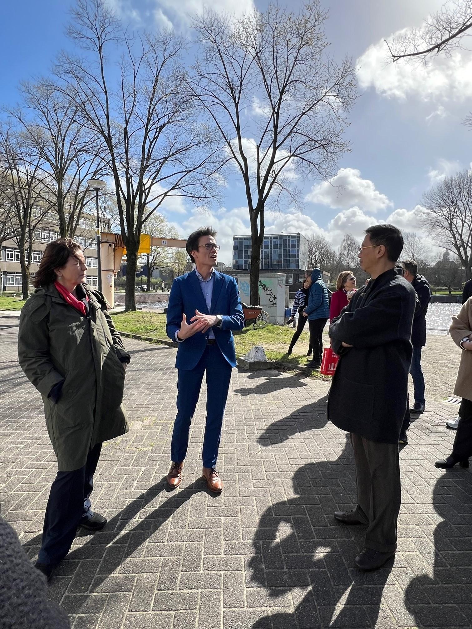 The Secretary for Culture, Sports and Tourism, Mr Kevin Yeung (right), today (March 30, Amsterdam time) visited the Marineterrein Amsterdam, a testing area with space for open innovation and attended a briefing held by a member of the testing area.
