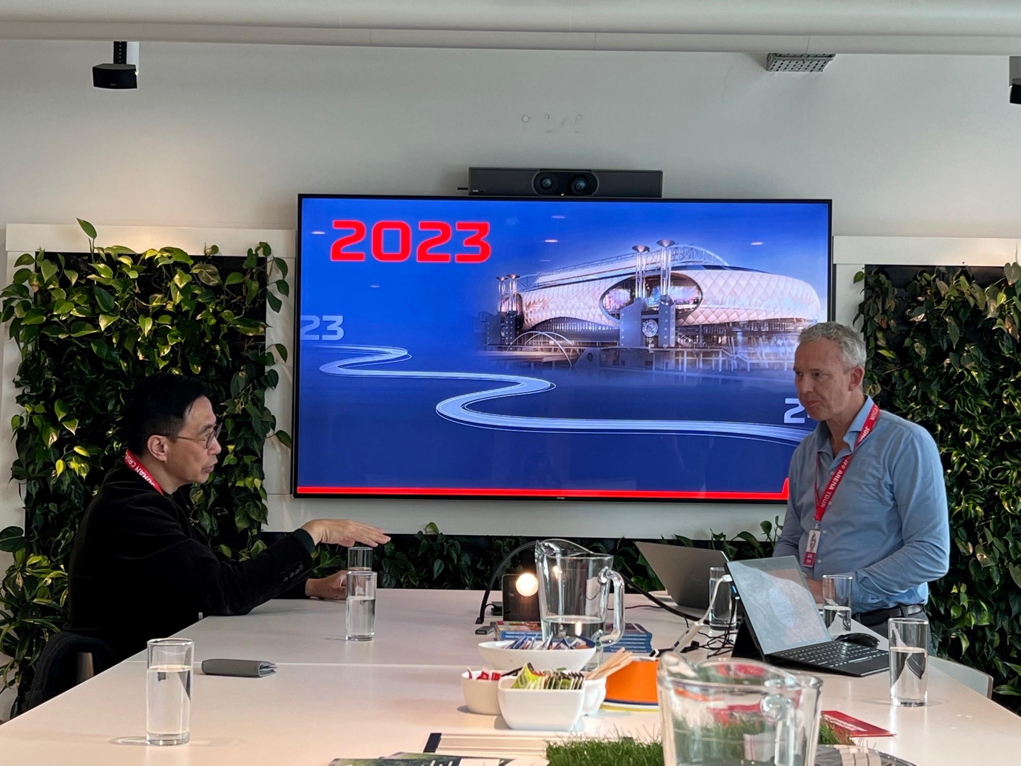 The Secretary for Culture, Sports and Tourism, Mr Kevin Yeung (left), today (March 30, Amsterdam time) visited Johan Cruijff Arena in the Netherlands and attended a briefing.
