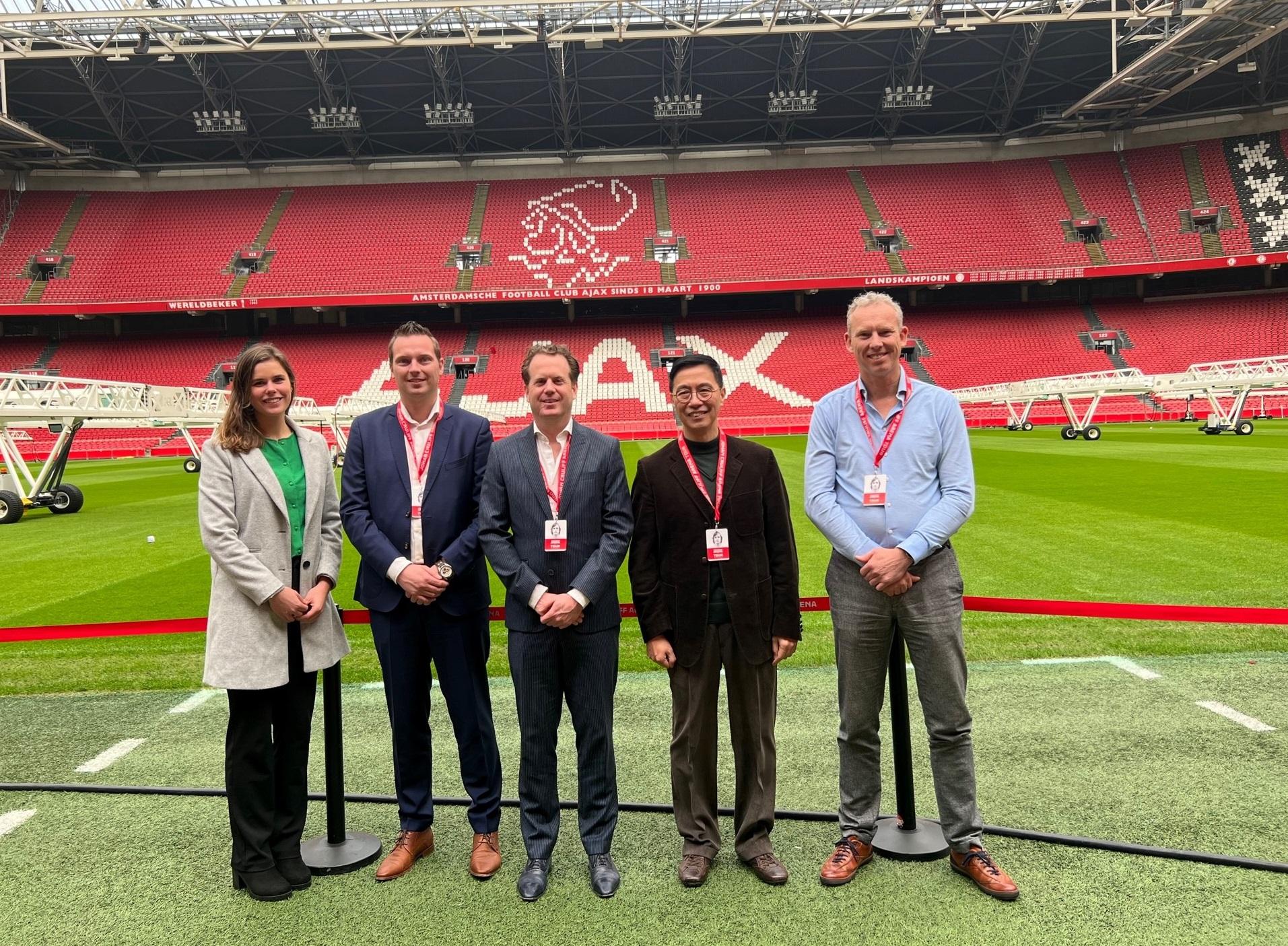 The Secretary for Culture, Sports and Tourism, Mr Kevin Yeung (second right), visited Johan Cruijff Arena this afternoon (March 30, Amsterdam time). 