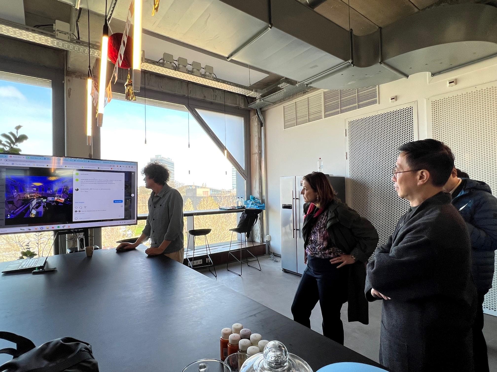文化體育及旅遊局局長楊潤雄（右一）今日（阿姆斯特丹時間三月三十日）到訪開放式創新空間試驗區Marineterrein Amsterdam，並聽取試驗區人員講解。


