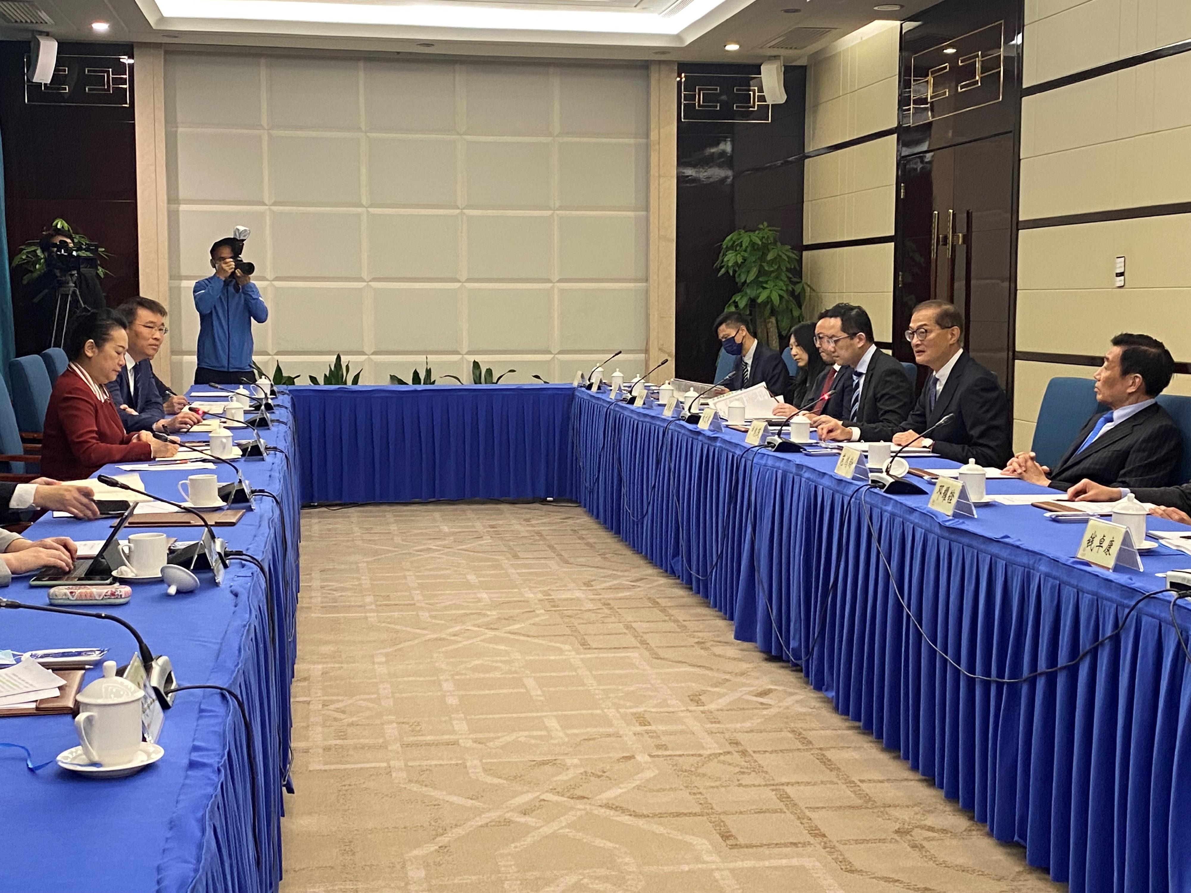 The Secretary for Health, Professor Lo Chung-mau, led his delegation to call on the Shenzhen Municipal Health Commission today (March 30). Photo shows Professor Lo (second right); the Director of Health, Dr Ronald Lam (third right); and the Chairman of the Hospital Authority, Mr Henry Fan (first right), meeting with the Director General of the Shenzhen Municipal Health Commission, Ms Wu Hongyan (first left).