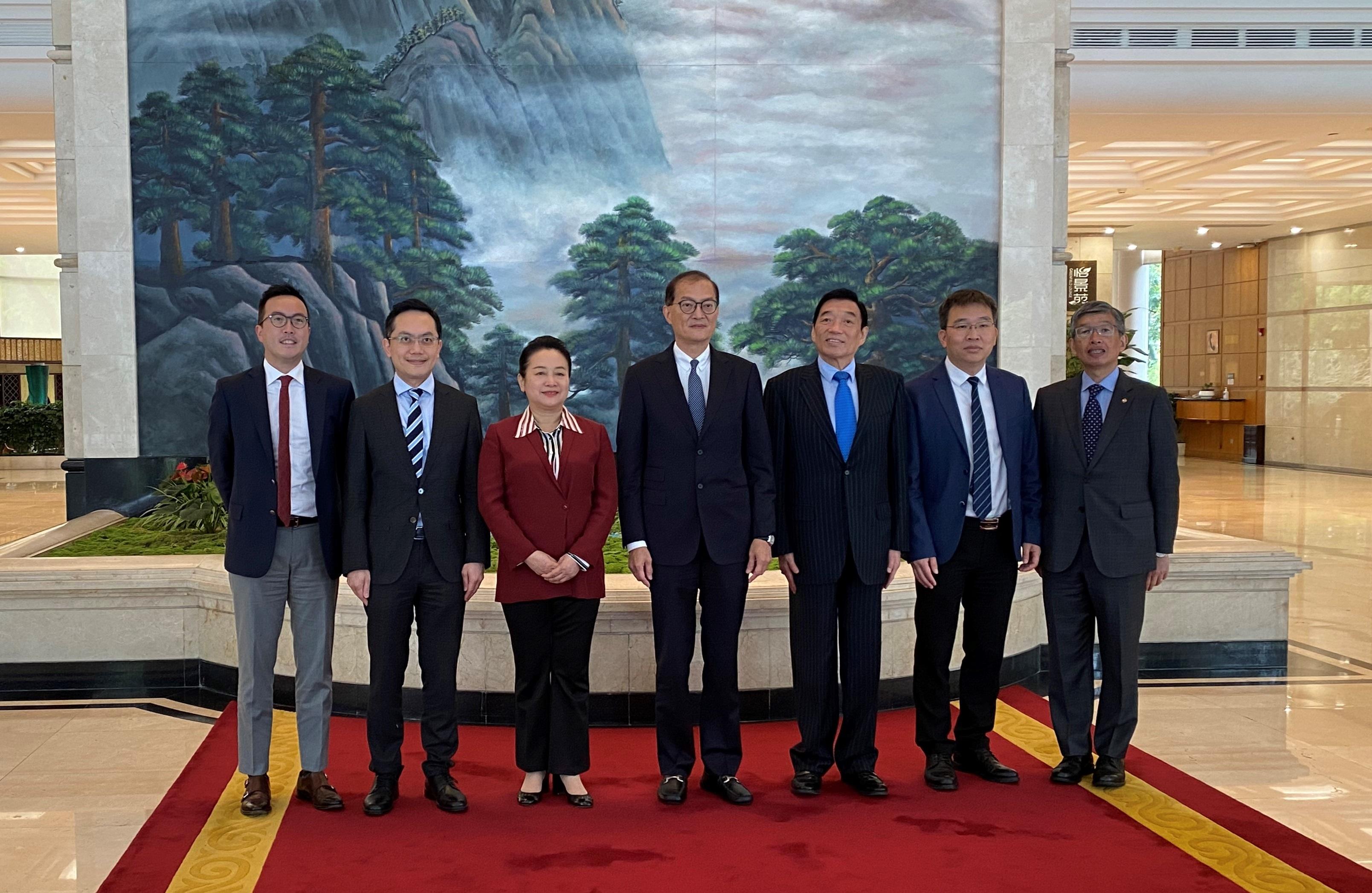 The Secretary for Health, Professor Lo Chung-mau, led his delegation to visit the Shenzhen Municipal Health Commission today (March 30). Photo shows Professor Lo (centre); the Director General of the Shenzhen Municipal Health Commission, Ms Wu Hongyan (third left); the Director of Health, Dr Ronald Lam (second left); the Chairman of the Hospital Authority, Mr Henry Fan (third right), and other attendees of the meeting.