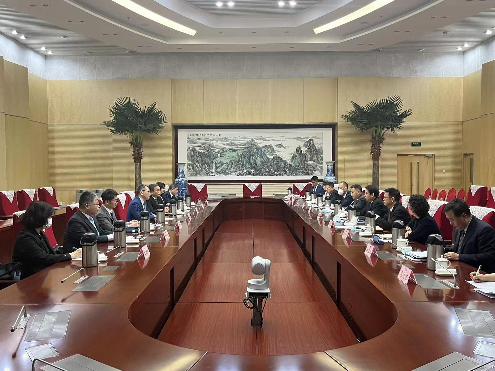 The Director-General of Civil Aviation, Mr Victor Liu, visited the Civil Aviation Administration of China (CAAC) yesterday (March 29). Photo shows Mr Liu (fourth left) and Deputy Administrator of the CAAC Mr Cui Xiaofeng (fourth right) exchanging views on matters of common interest of the Mainland and Hong Kong civil aviation sectors.
