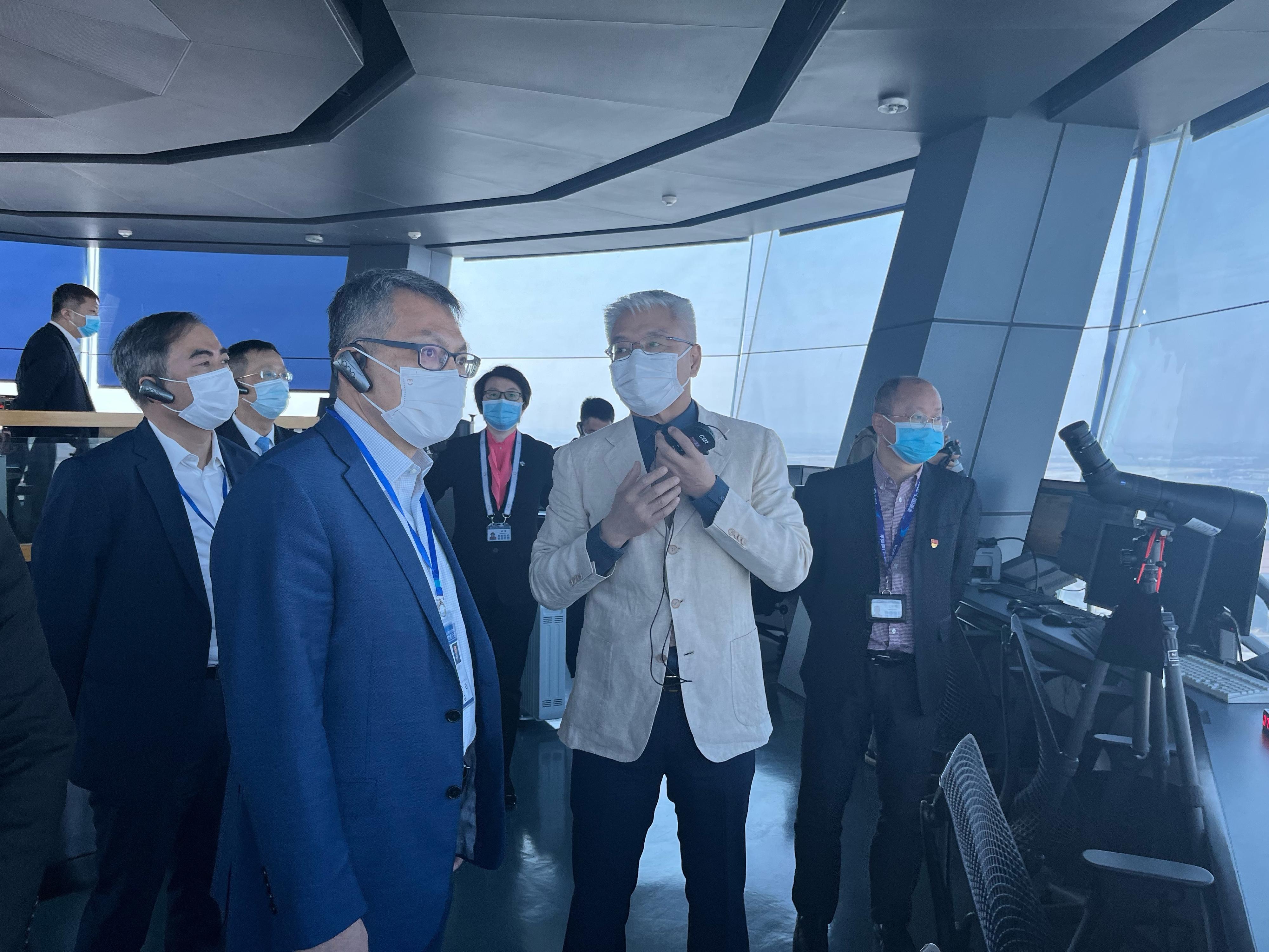 The Director-General of Civil Aviation, Mr Victor Liu (front row, second left), visited Beijing Daxing International Airport yesterday (March 29) to learn about its daily operation.