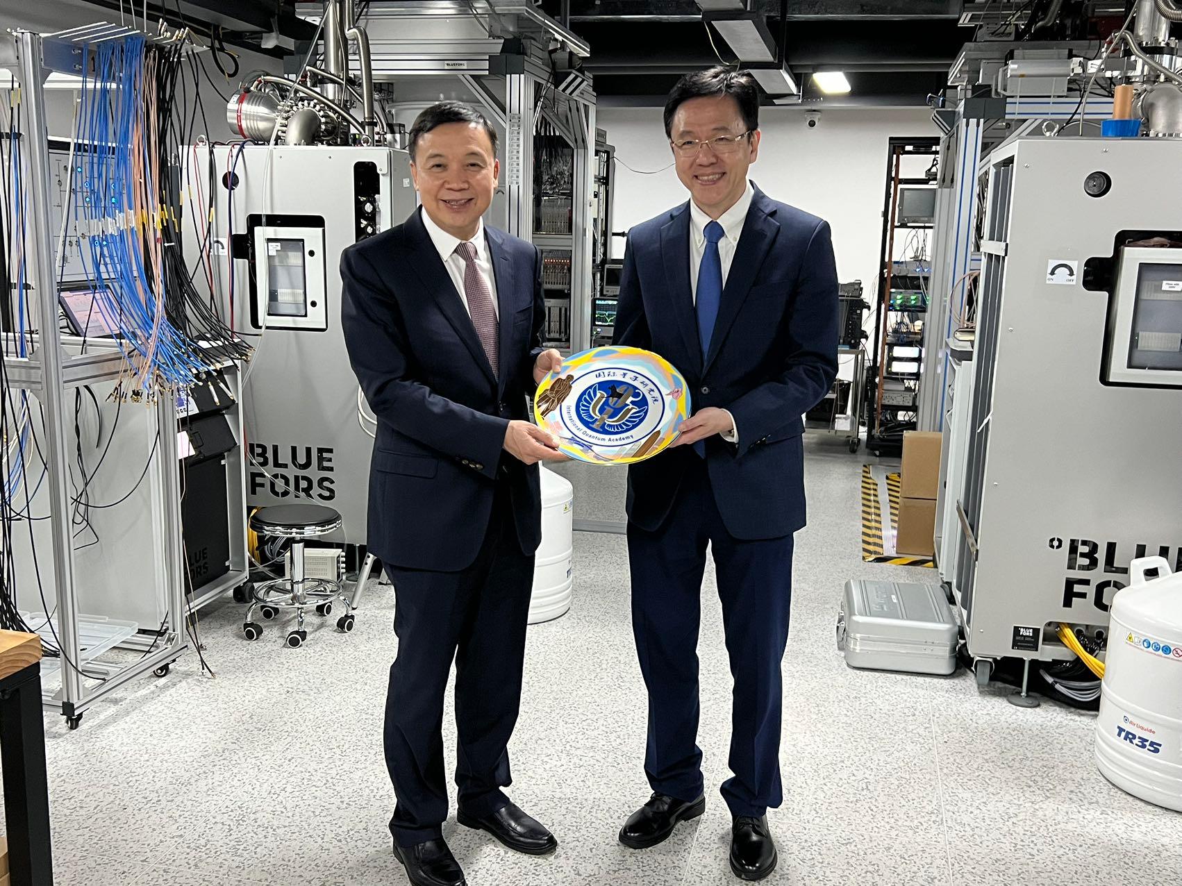 The Secretary for Innovation, Technology and Industry, Professor Sun Dong (right), visits the Shenzhen International Quantum Academy in Shenzhen today (March 30) and is pictured with Member of the Standing Committee of the Communist Party of China Shenzhen Municipal Committee Mr Zheng Hongbo (left).