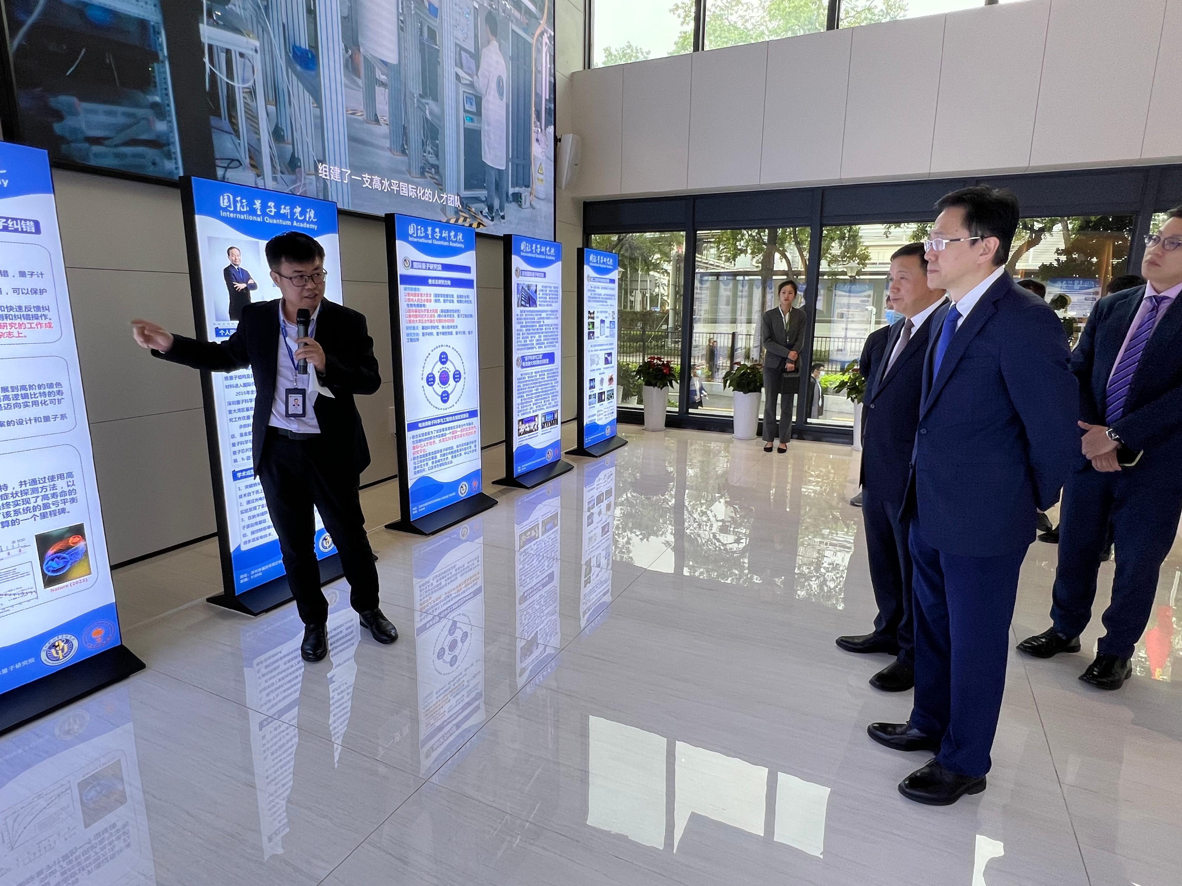 The Secretary for Innovation, Technology and Industry, Professor Sun Dong (second right), visits the Shenzhen International Quantum Academy in Shenzhen today (March 30) and receives a briefing on the operation and scientific achievements of the Academy.