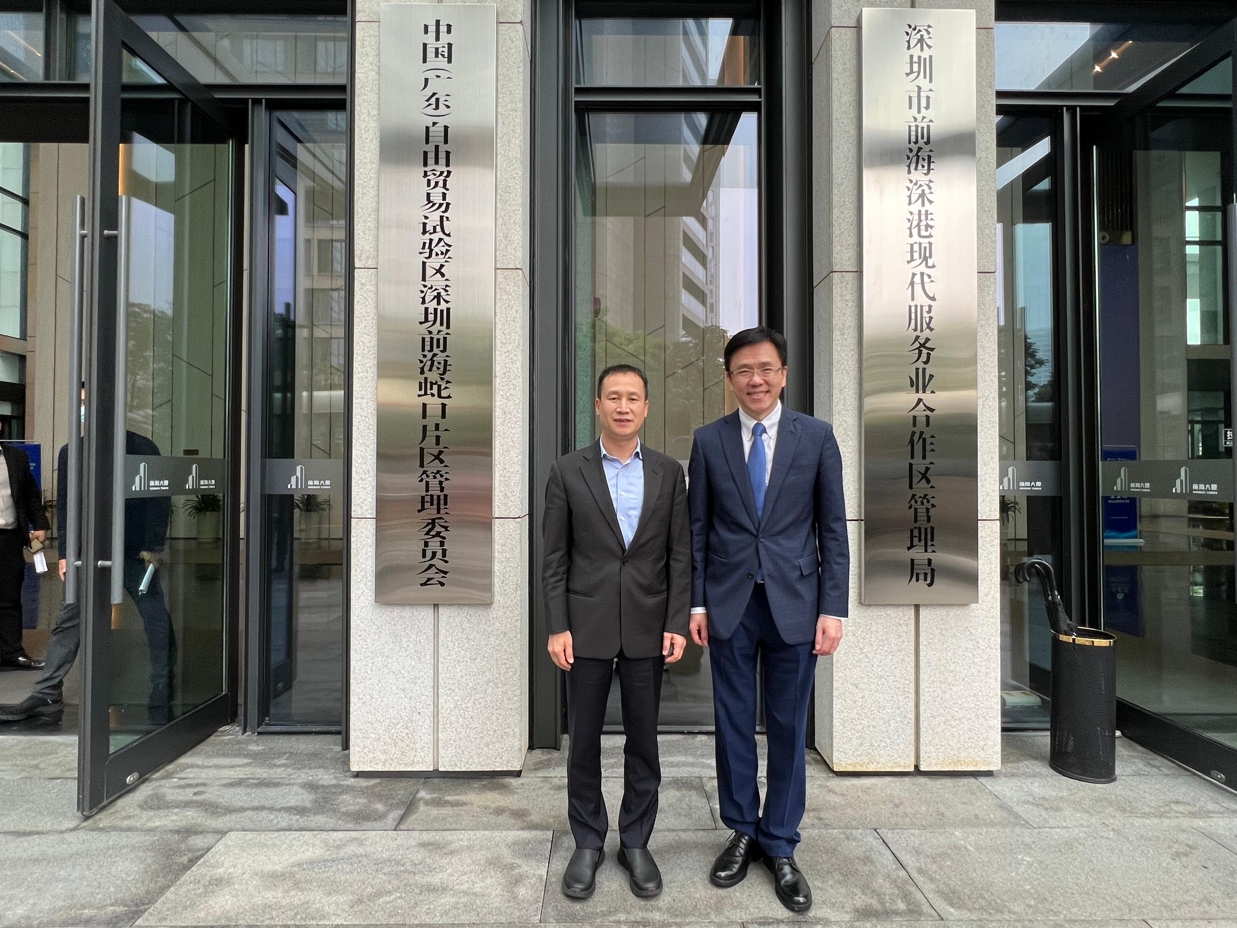The Secretary for Innovation, Technology and Industry, Professor Sun Dong (right), meets with Member of the Standing Committee of the Shenzhen Municipal Committee of the Chinese Communist Party Mr Zeng Pai (left) in Qianhai today (March 30) to exchange views on strengthening the linkage with Qianhai.