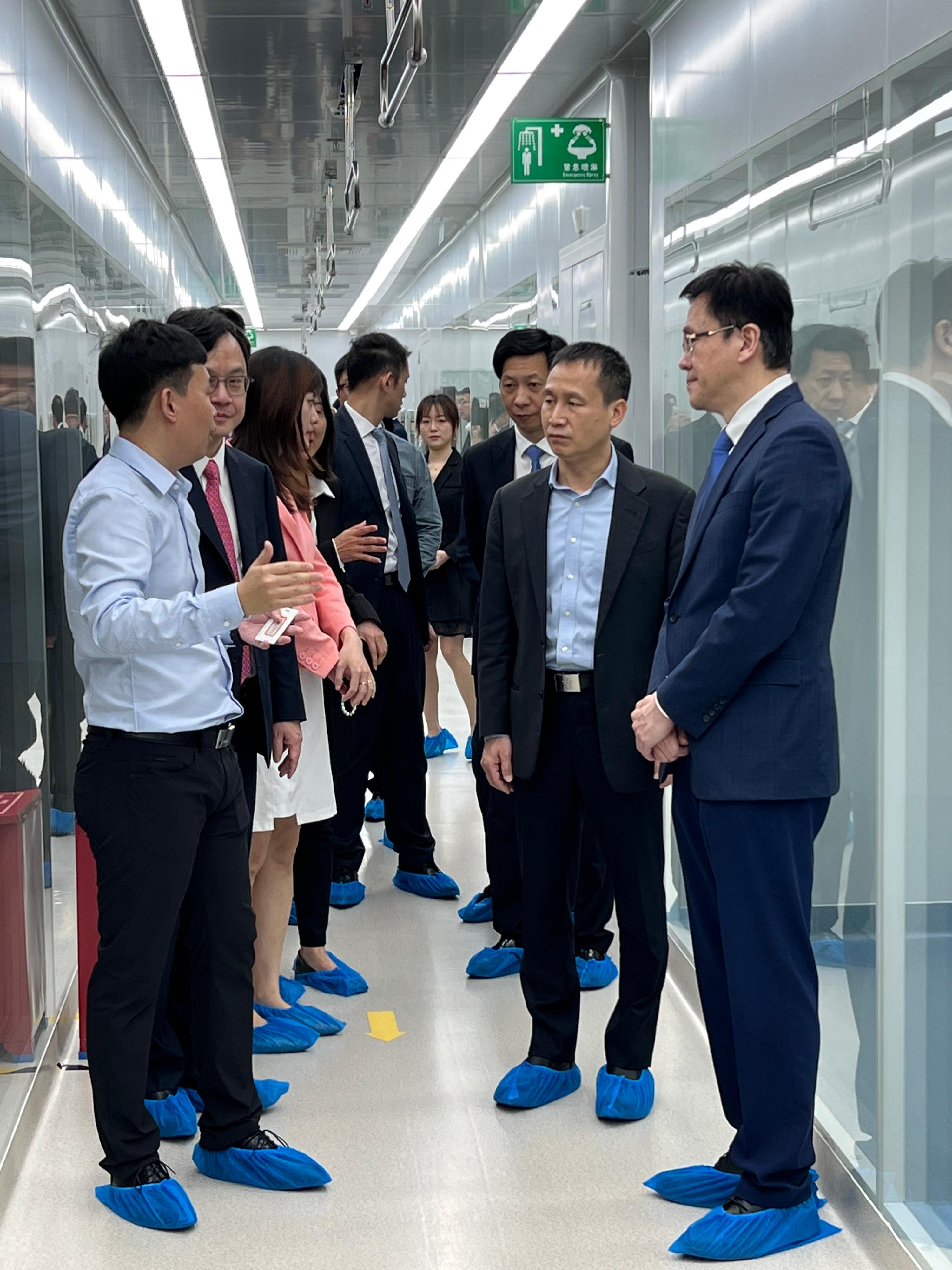 The Secretary for Innovation, Technology and Industry, Professor Sun Dong (first right), visits the Shenzhen office and laboratories of Take2 Health Limited in Qianhai today (March 30). Looking on is Member of the Standing Committee of the Shenzhen Municipal Committee of the Chinese Communist Party Mr Zeng Pai (second right).